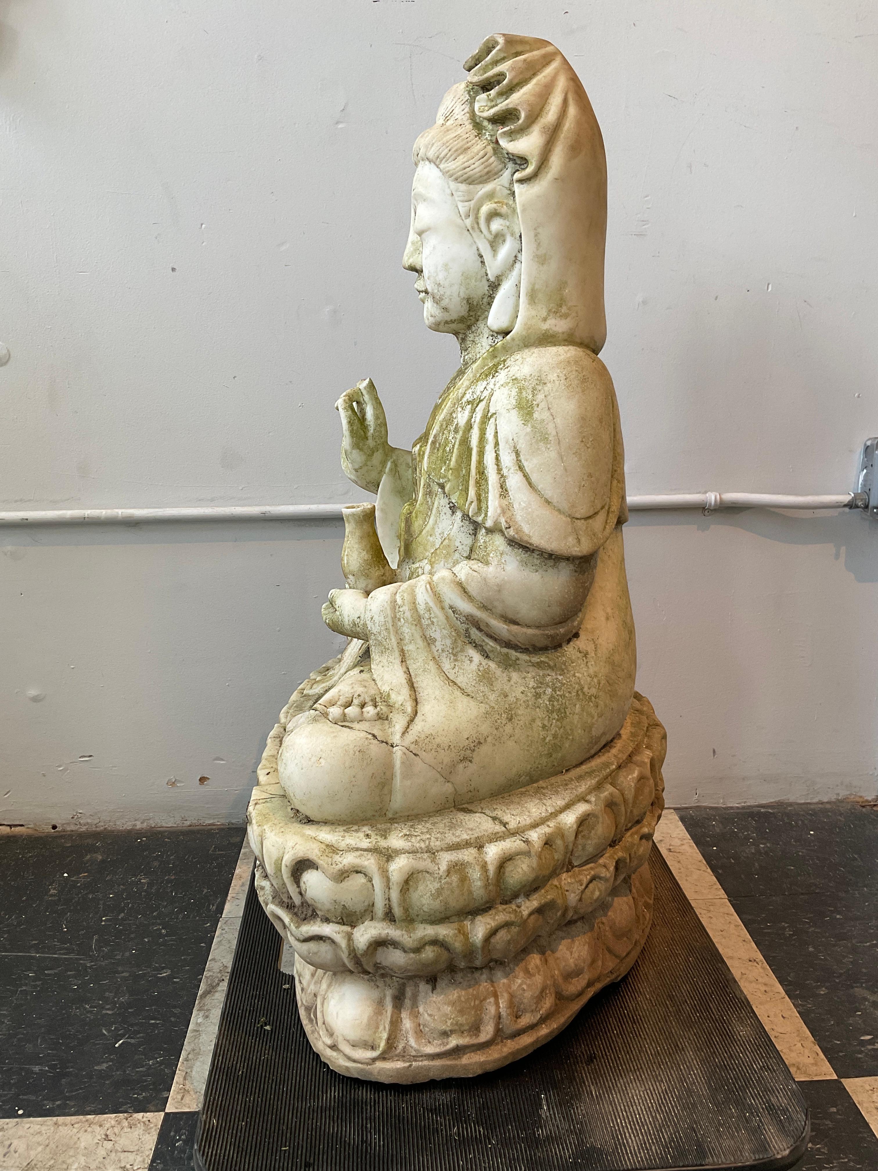 Metà XX secolo 1940s  Siddharta in marmo scolpito alto 3 piedi in vendita