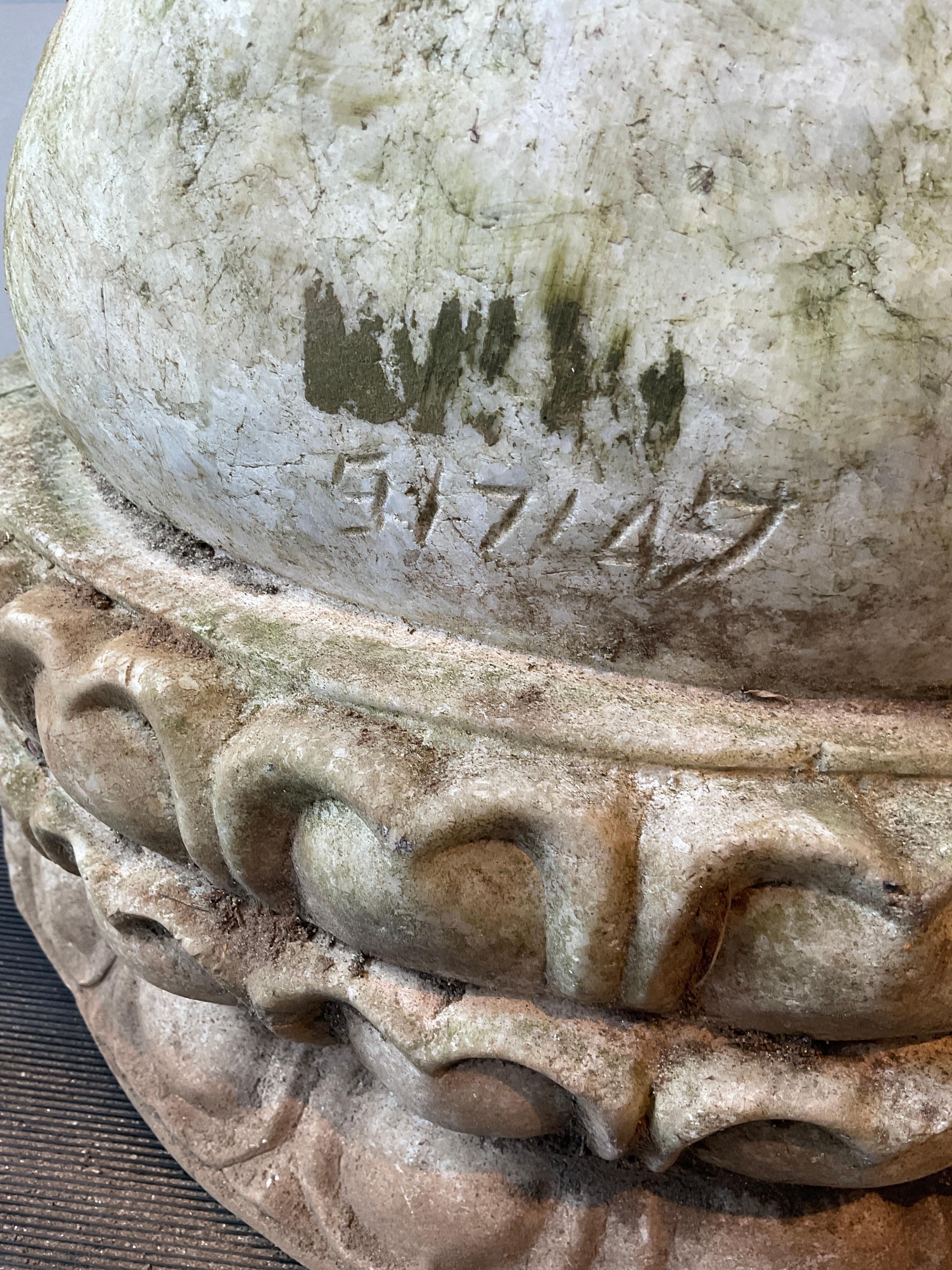 1940s  Siddharta in marmo scolpito alto 3 piedi in vendita 1
