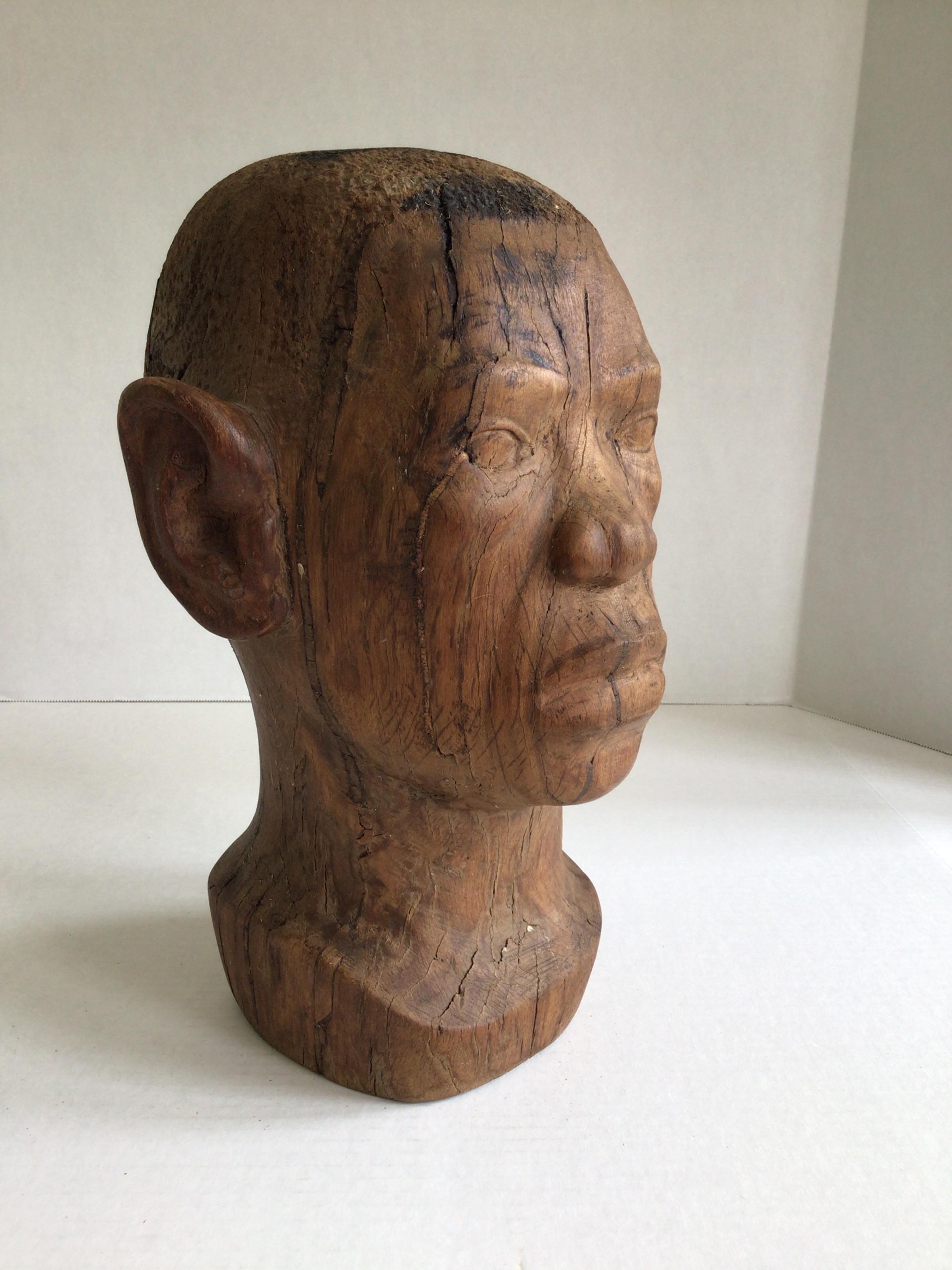 Buste d'homme africain en bois sculpté des années 1940

