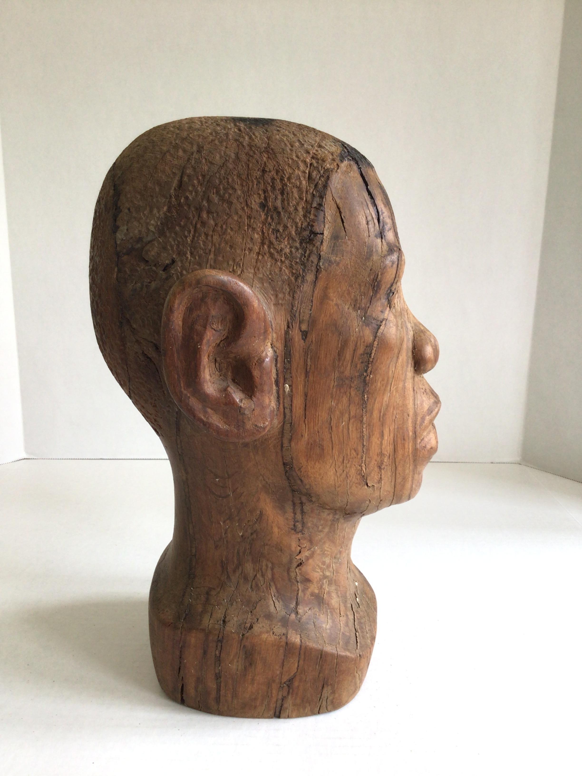 Danois Buste d'homme africain en bois sculpté des années 1940 en vente