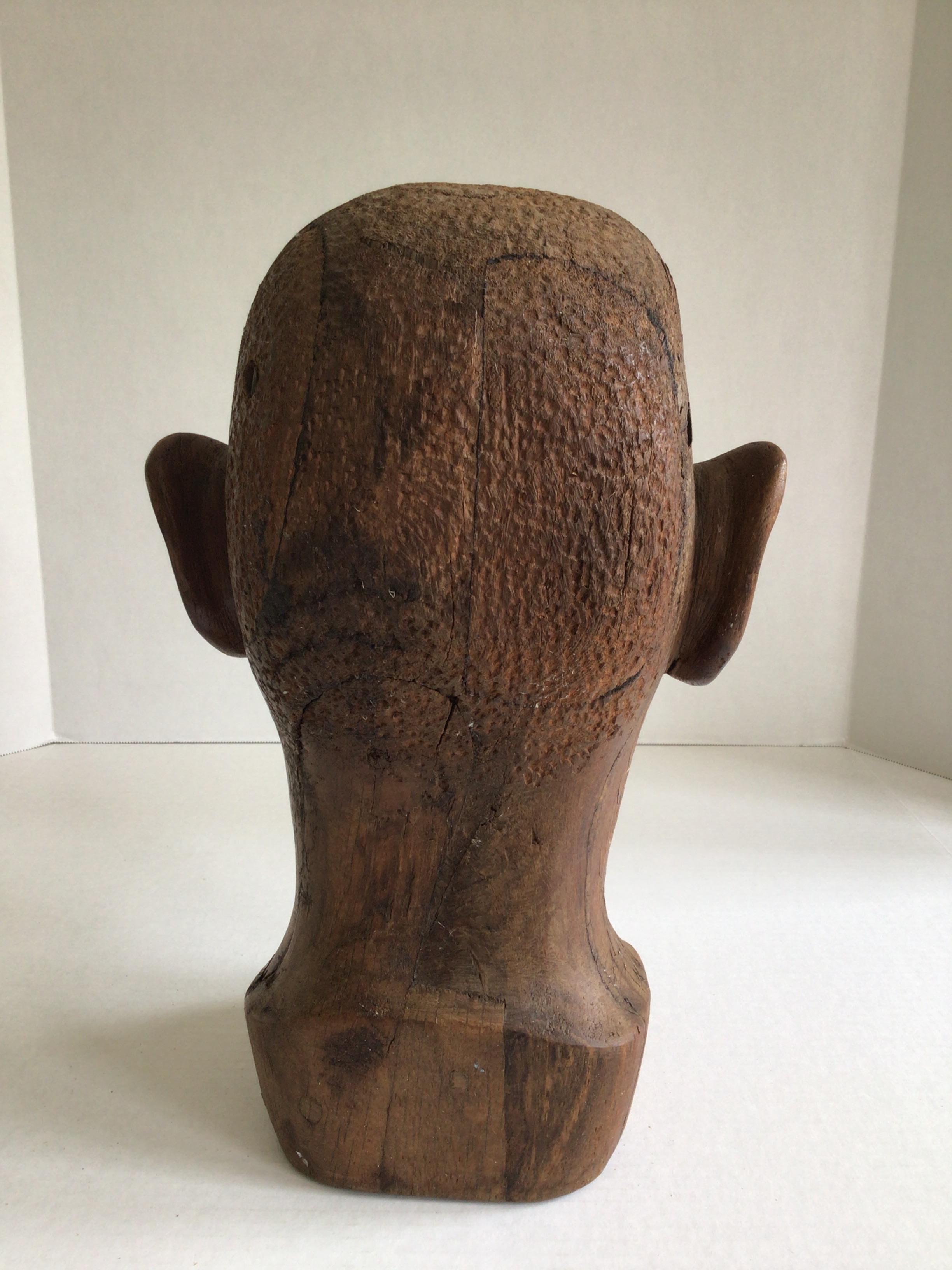 Sculpté à la main Buste d'homme africain en bois sculpté des années 1940 en vente