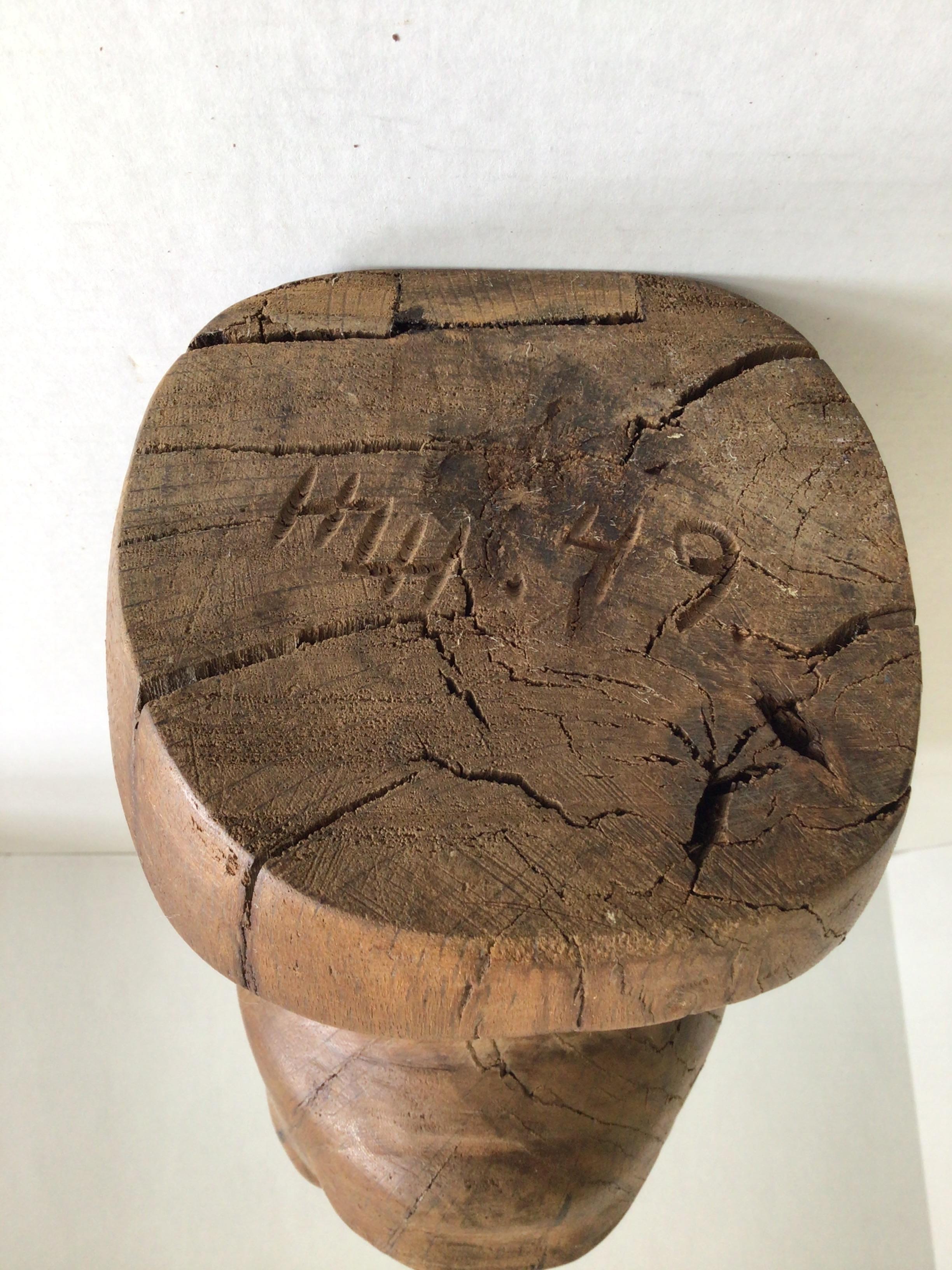 Buste d'homme africain en bois sculpté des années 1940 en vente 2