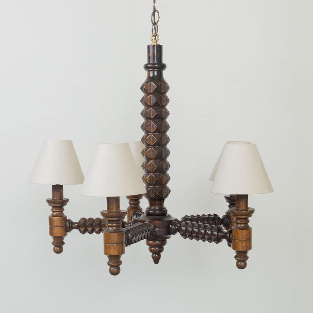 Araña de madera tallada de los años 40 por Charles Dudouyt mediados del siglo XX en venta