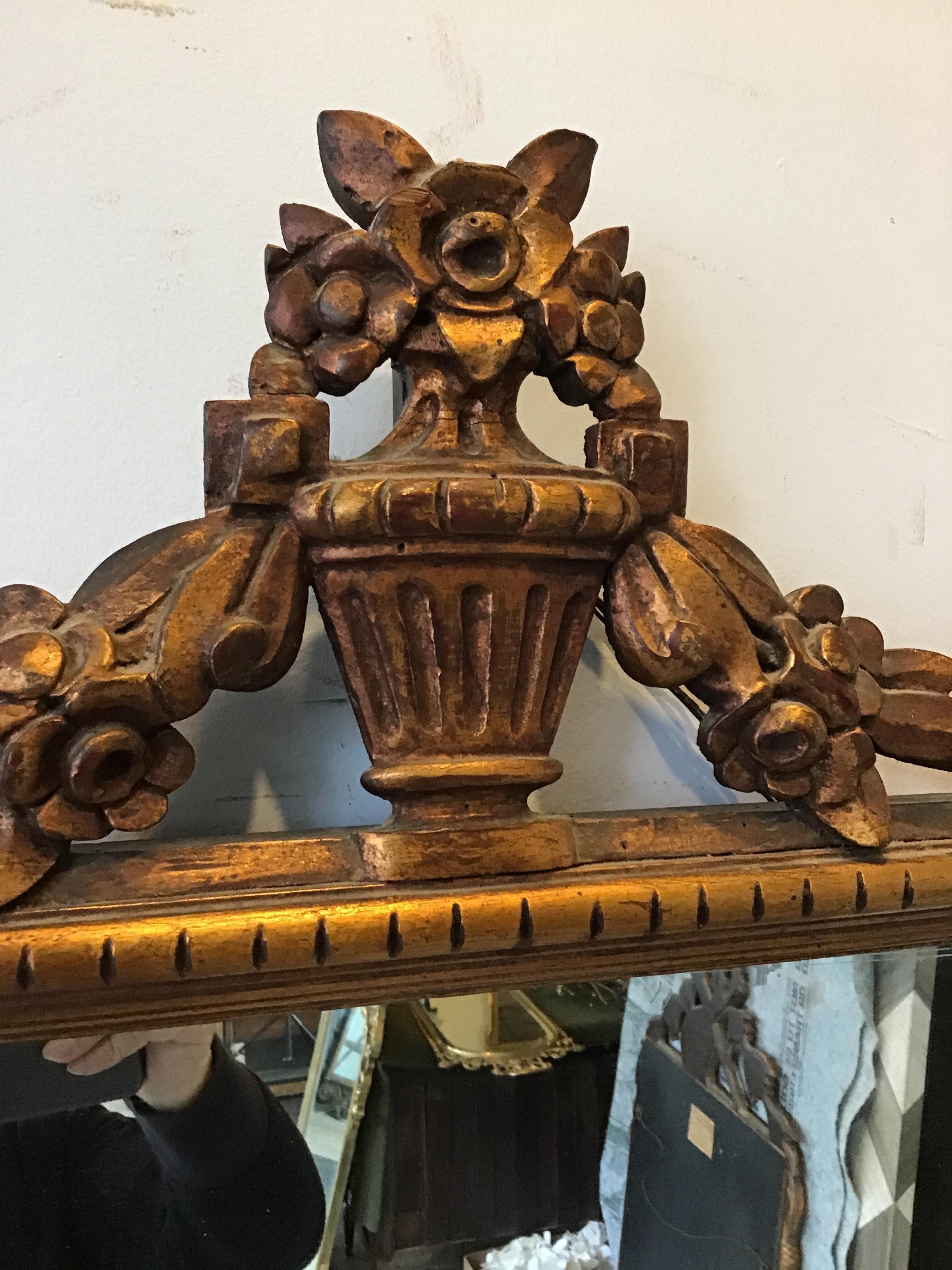 1940s Carved Wood French Mirror With Urn On Top In Good Condition For Sale In Tarrytown, NY