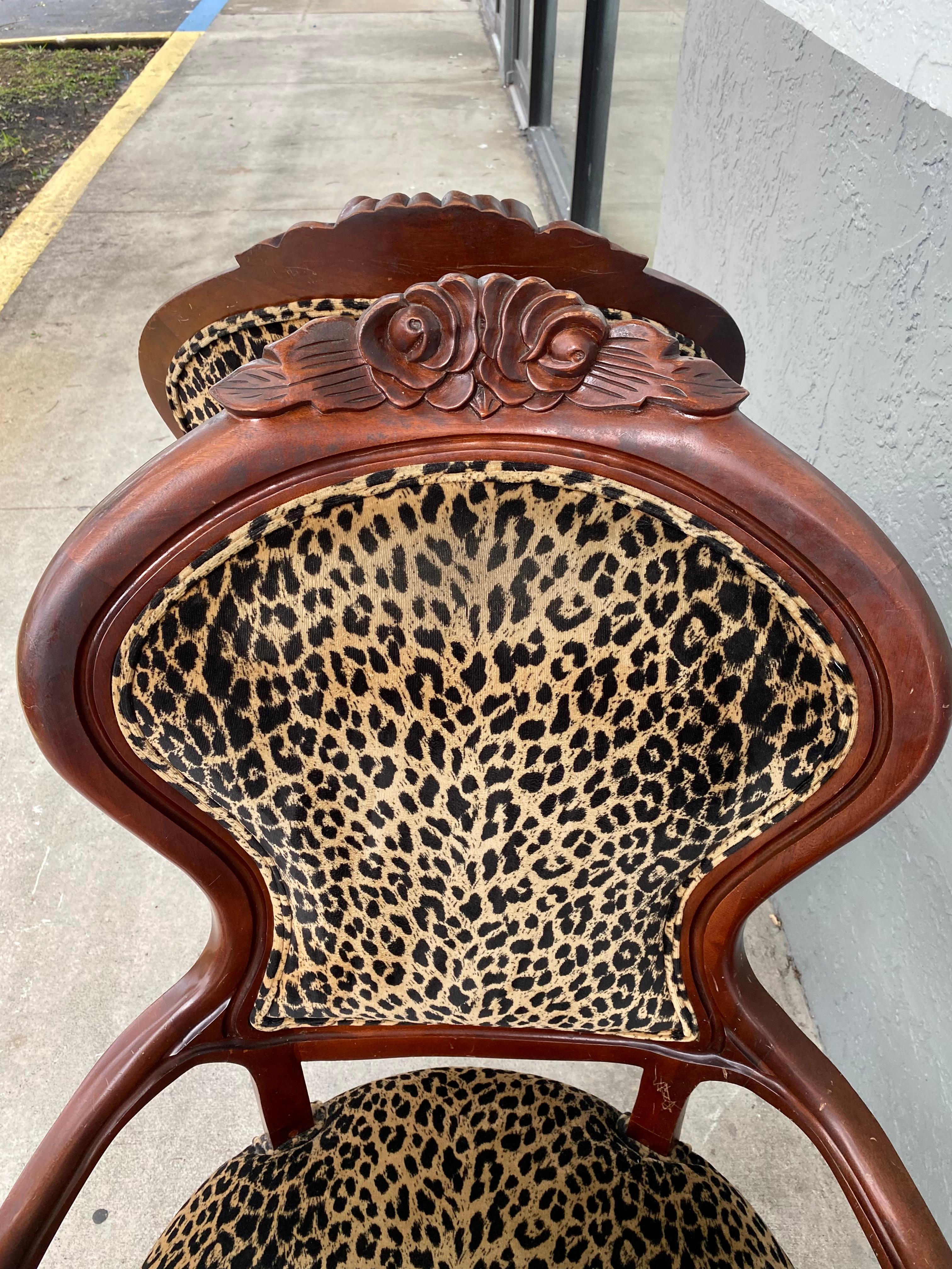 Chaises à accoudoirs en bois floral sculpté et en velours léopard Scalamabdre des années 1940, ensemble de 2 en vente 5