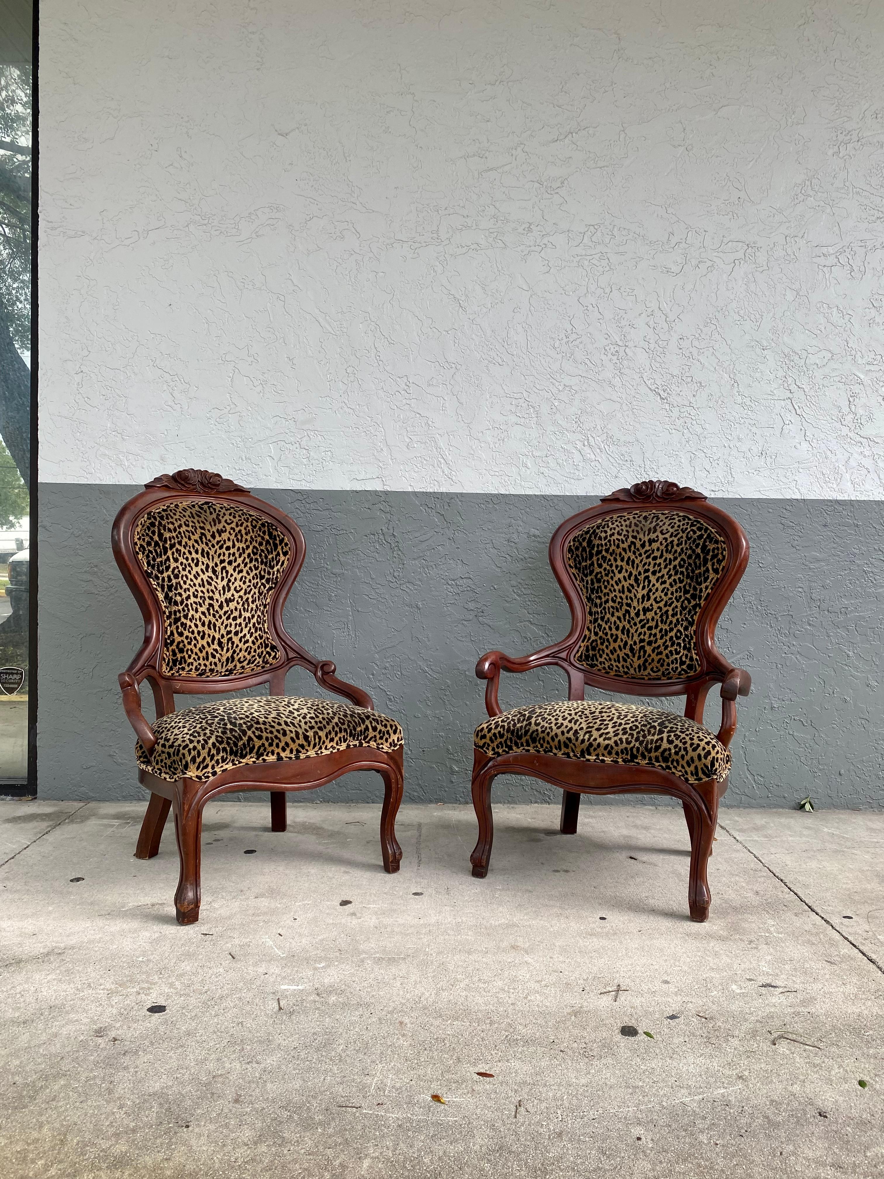 Colonial espagnol Chaises à accoudoirs en bois floral sculpté et en velours léopard Scalamabdre des années 1940, ensemble de 2 en vente