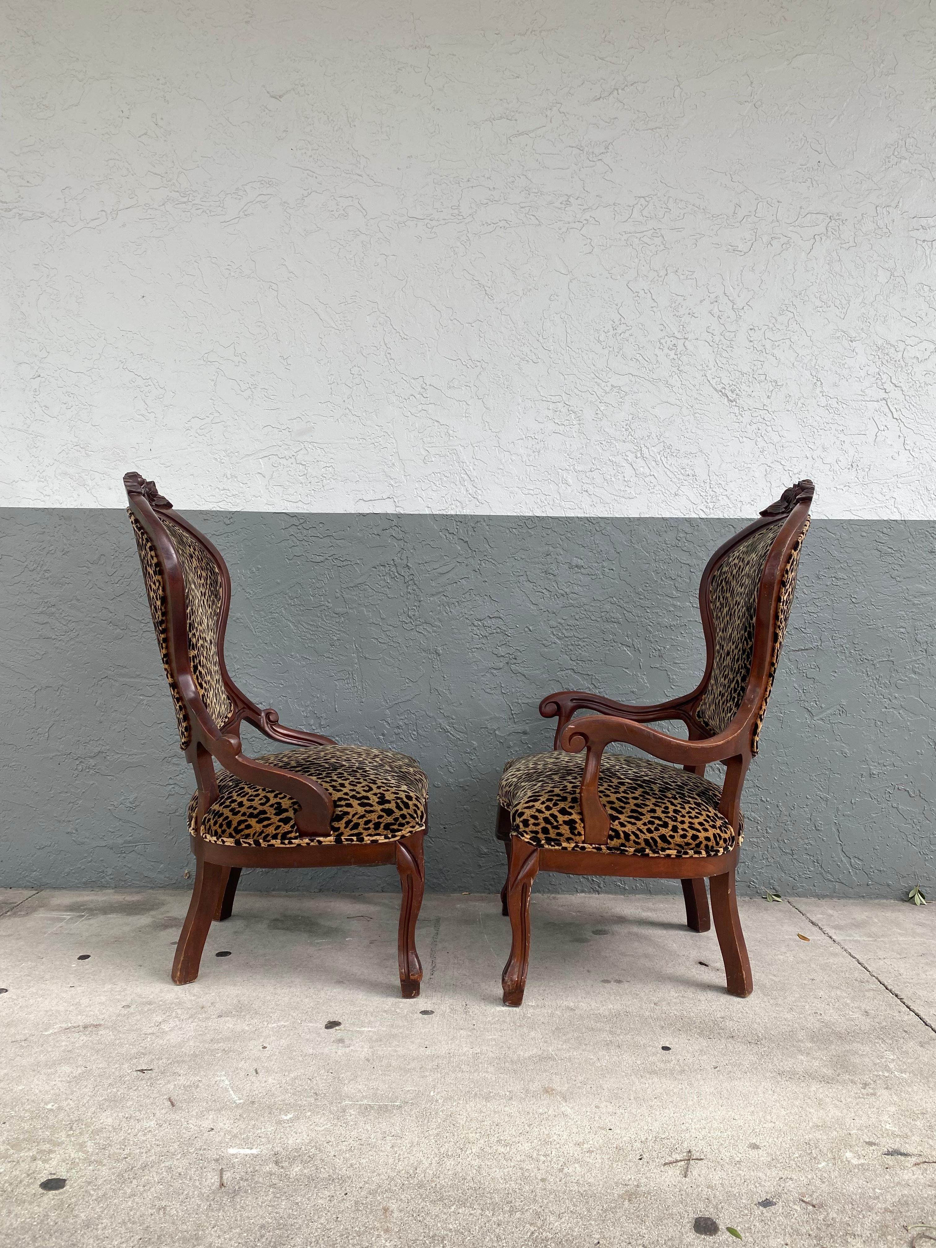 Chaises à accoudoirs en bois floral sculpté et en velours léopard Scalamabdre des années 1940, ensemble de 2 Bon état - En vente à Fort Lauderdale, FL