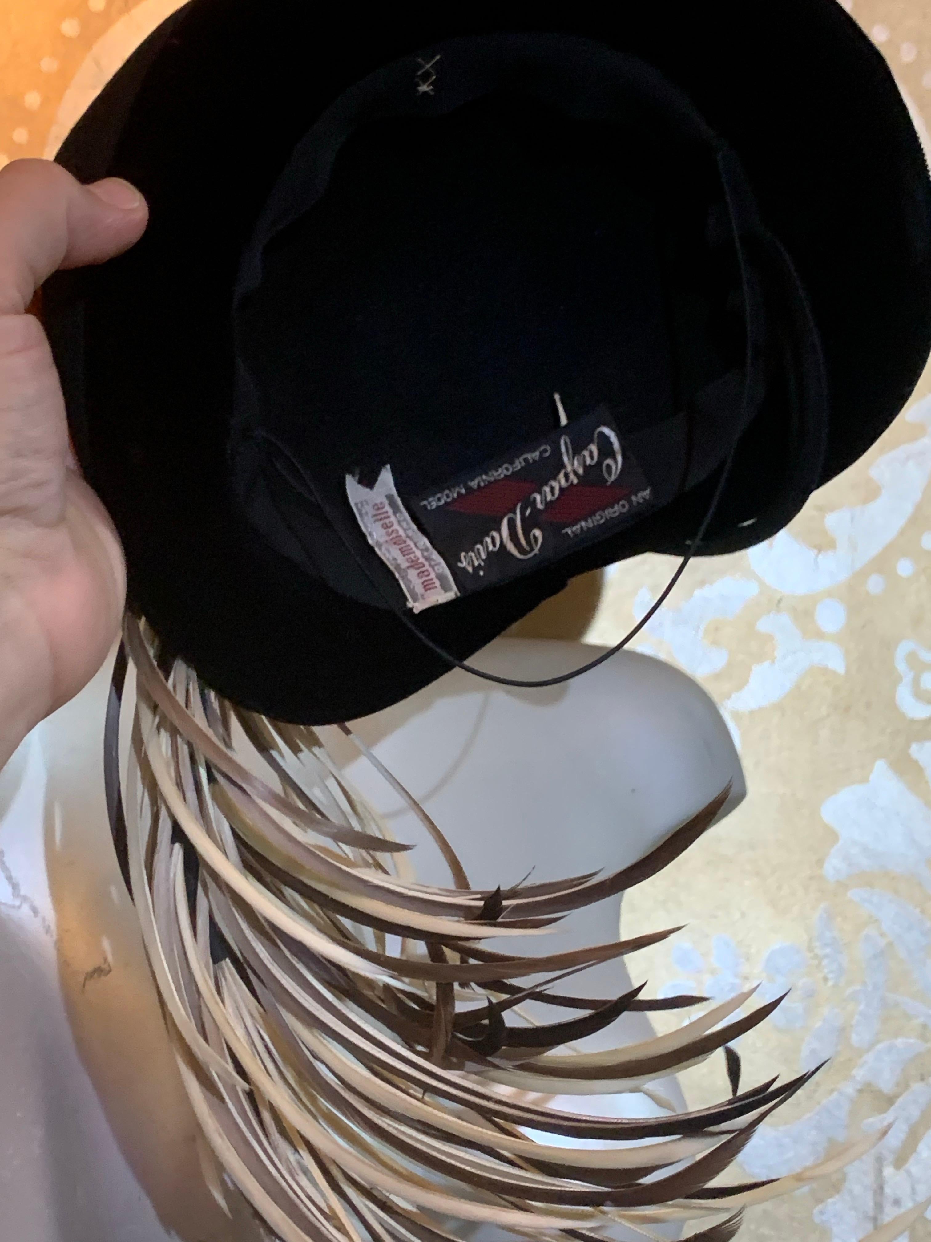 Cappello Caspar Davis anni '40 con bordo paracolpi in feltro nero e piume Coq a cascata sul lato in vendita 5