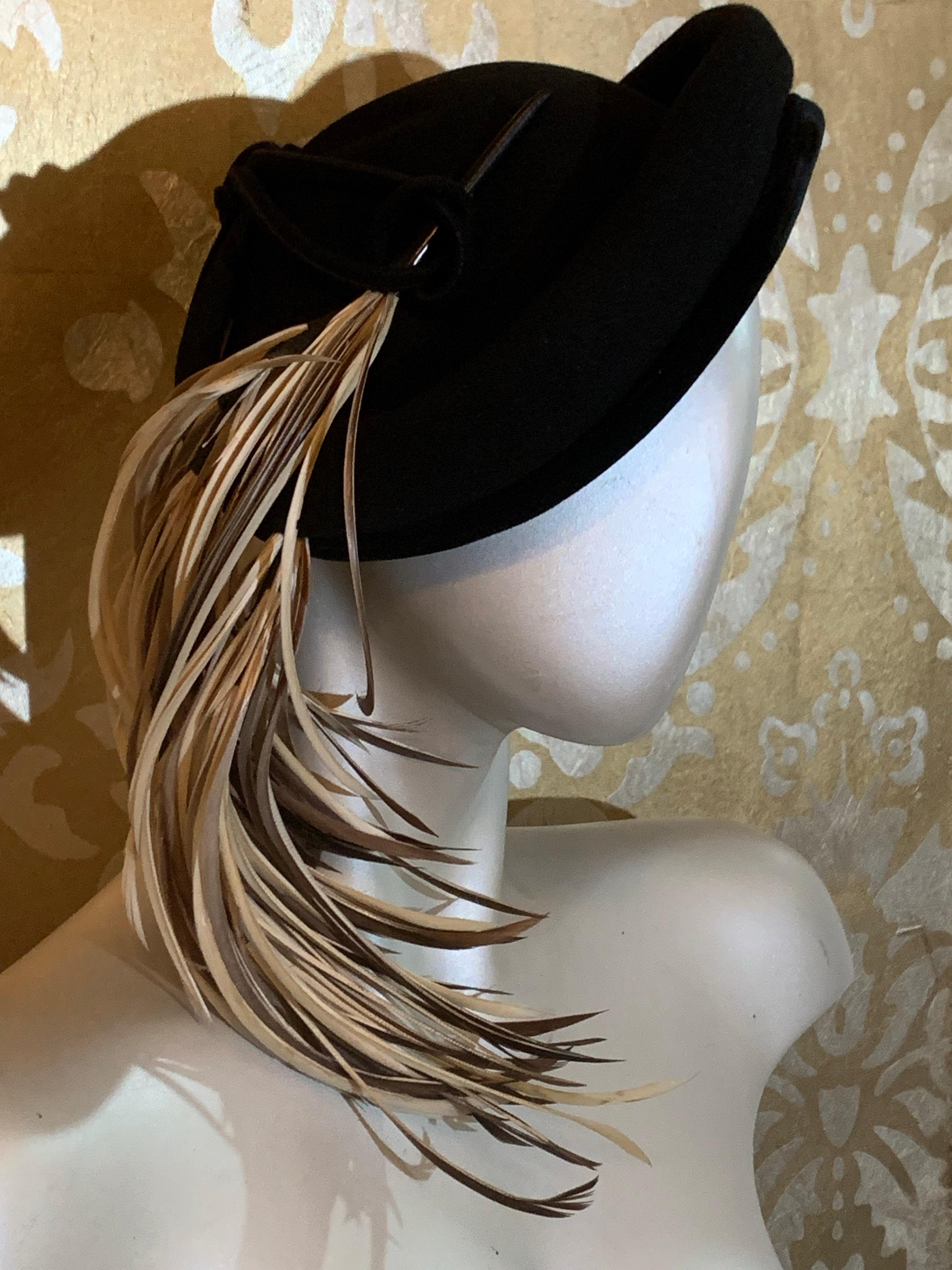 Cappello Caspar Davis anni '40 in feltro nero e velluto con bordo a cascata di piume di cocco:  Questo chapeau, realizzato da una famosa modista, è un vero e proprio colpo di fulmine!  Una lussureggiante cascata di piume coq di colore marrone è