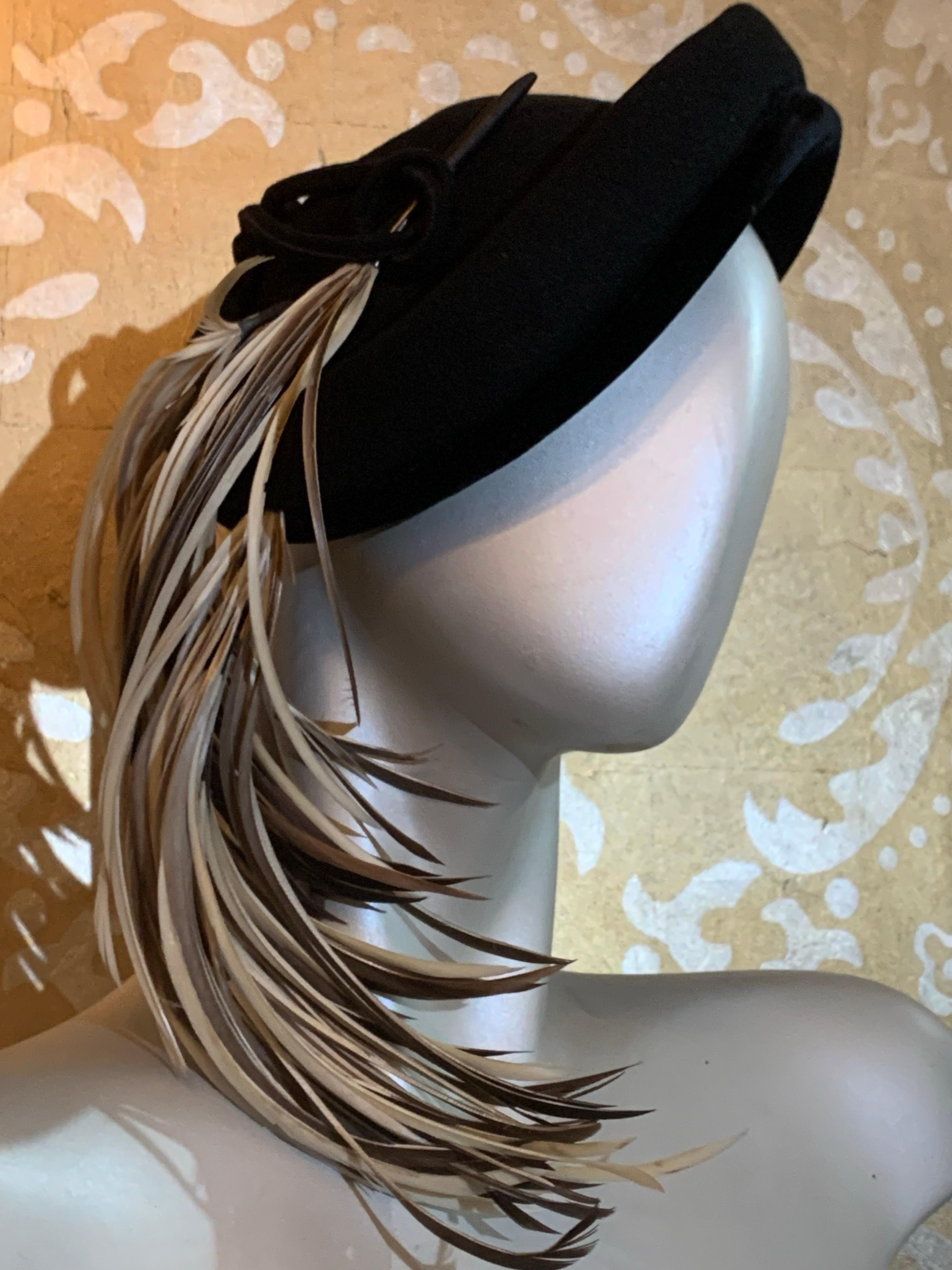 Nero Cappello Caspar Davis anni '40 con bordo paracolpi in feltro nero e piume Coq a cascata sul lato in vendita