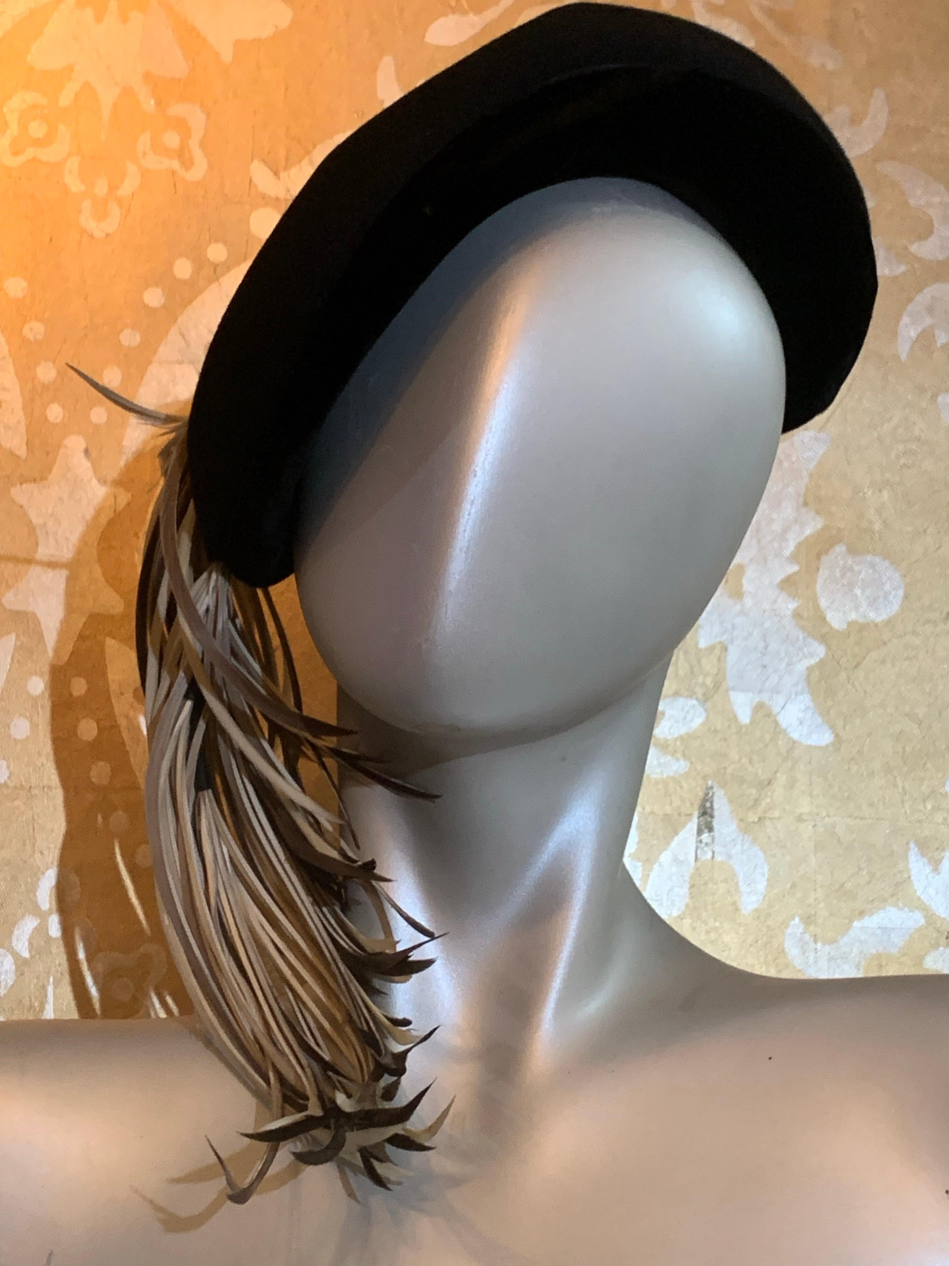 Cappello Caspar Davis anni '40 con bordo paracolpi in feltro nero e piume Coq a cascata sul lato In condizioni ottime in vendita a Gresham, OR