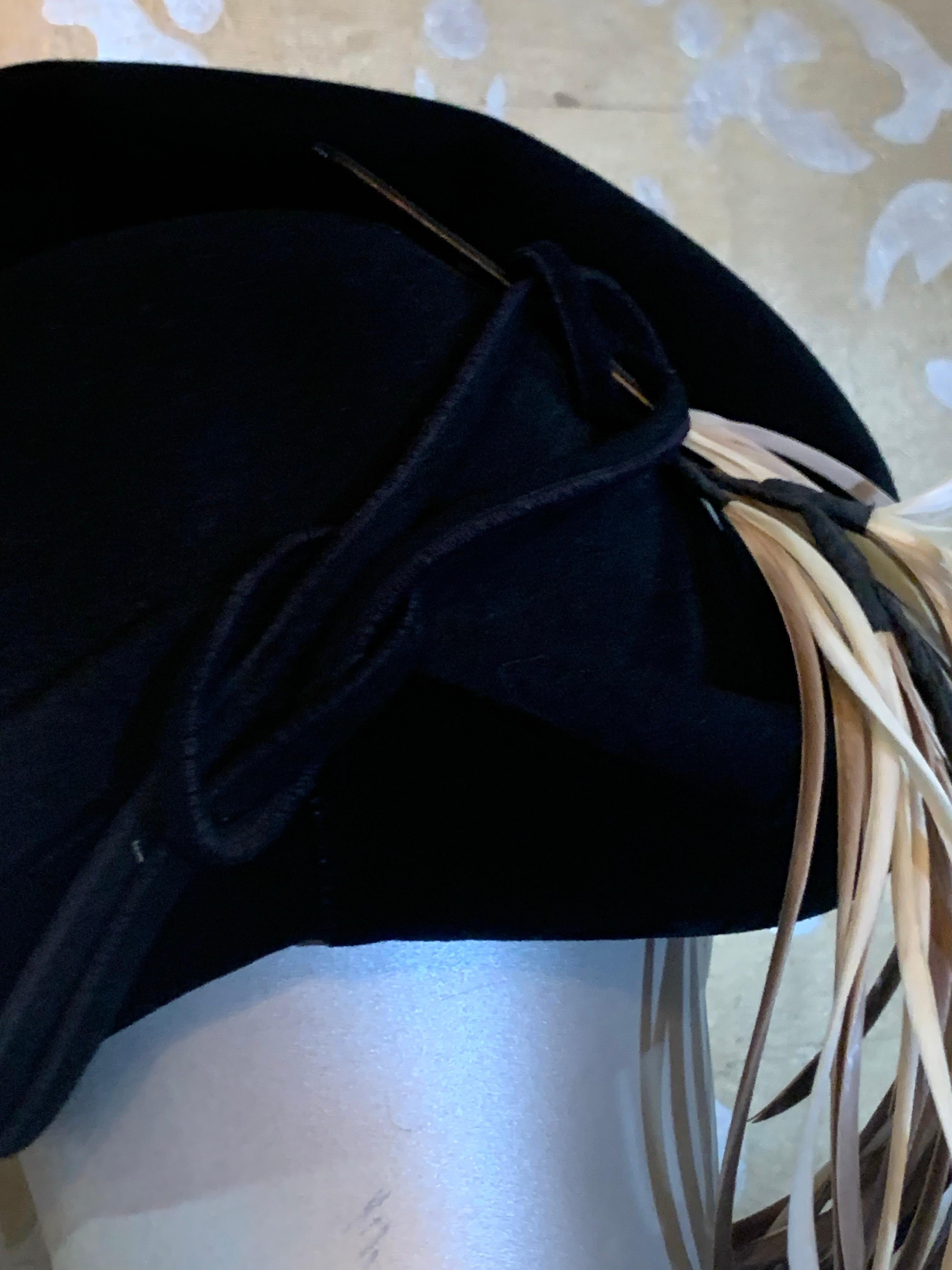 Cappello Caspar Davis anni '40 con bordo paracolpi in feltro nero e piume Coq a cascata sul lato in vendita 2
