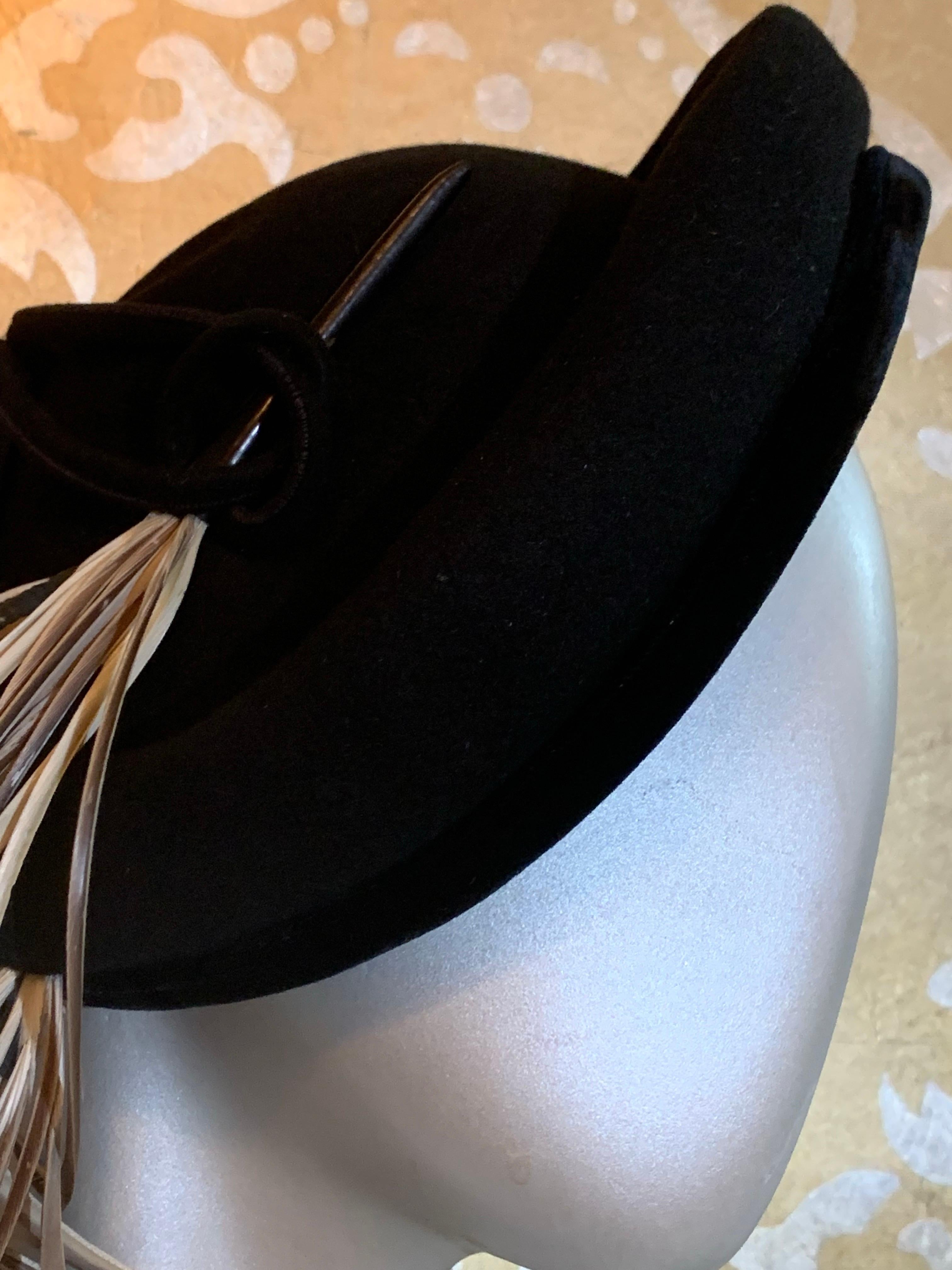 Cappello Caspar Davis anni '40 con bordo paracolpi in feltro nero e piume Coq a cascata sul lato in vendita 4