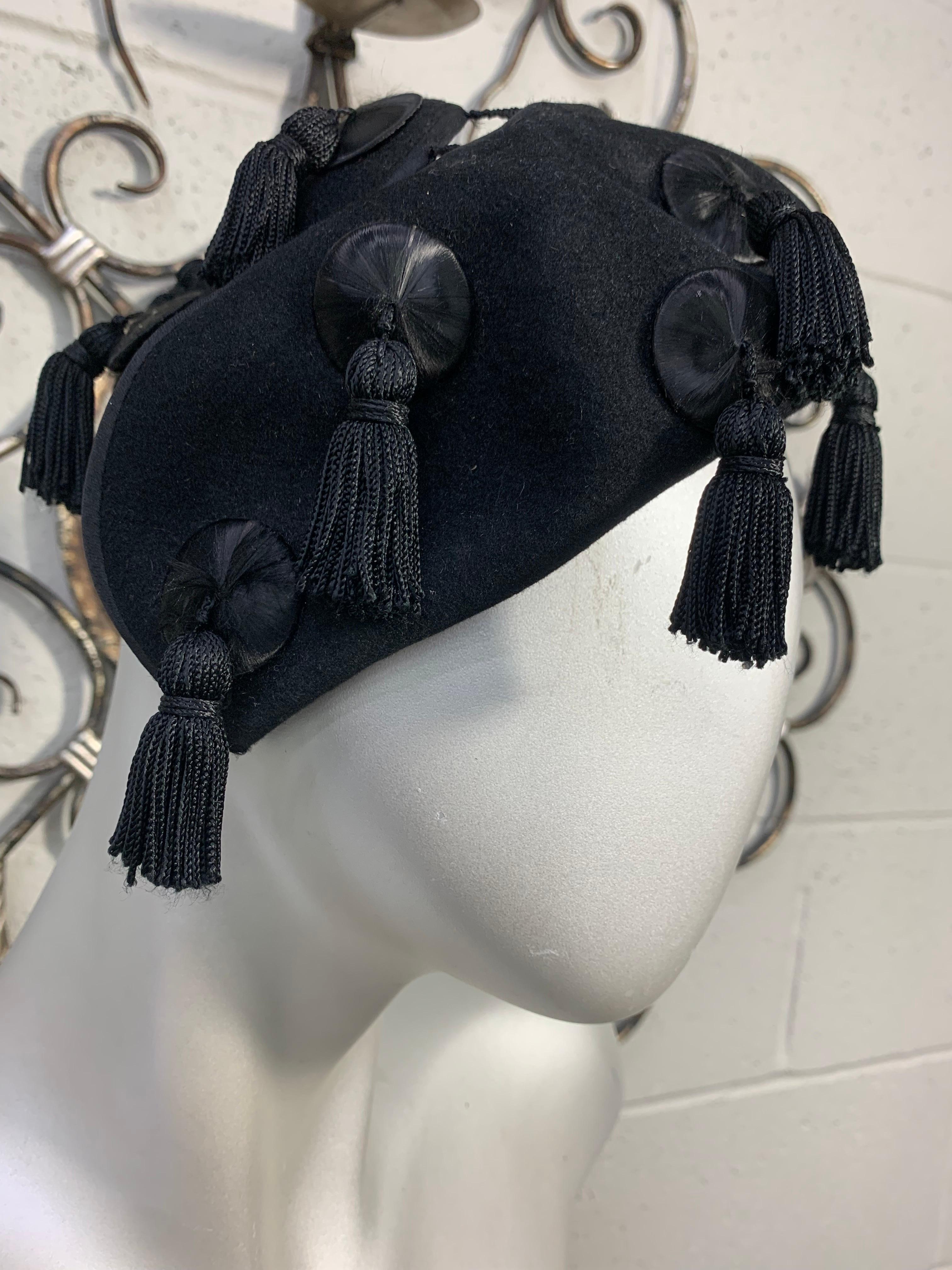Noir 1940s Caspar-Davis Black Wool Open-Crown Hat w Tassel Emblishments (Chapeau à couronne ouverte en laine noire avec ornements en pompons) en vente