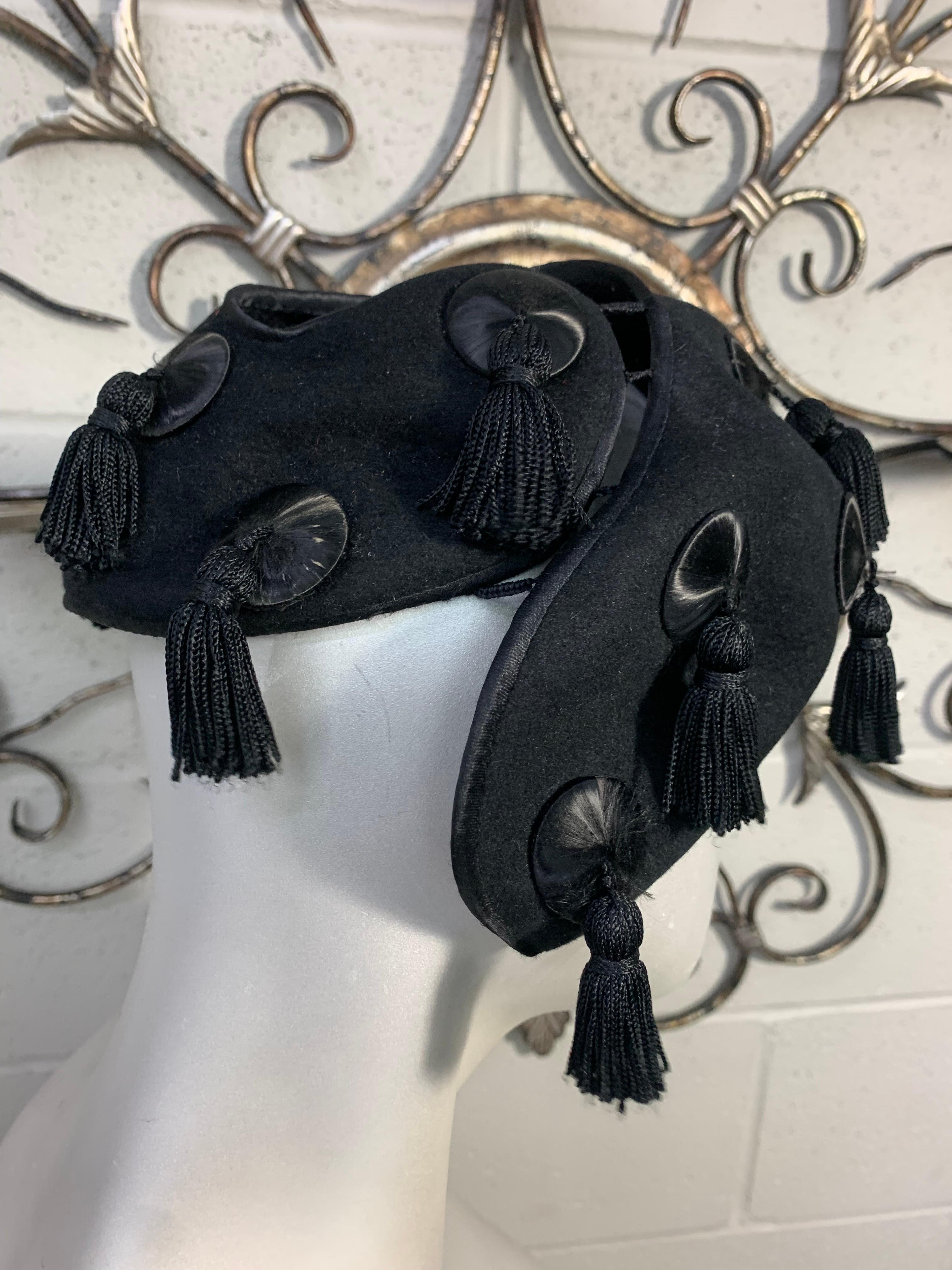 1940s Caspar-Davis Black Wool Open-Crown Hat w Tassel Emblishments (Chapeau à couronne ouverte en laine noire avec ornements en pompons) Excellent état - En vente à Gresham, OR