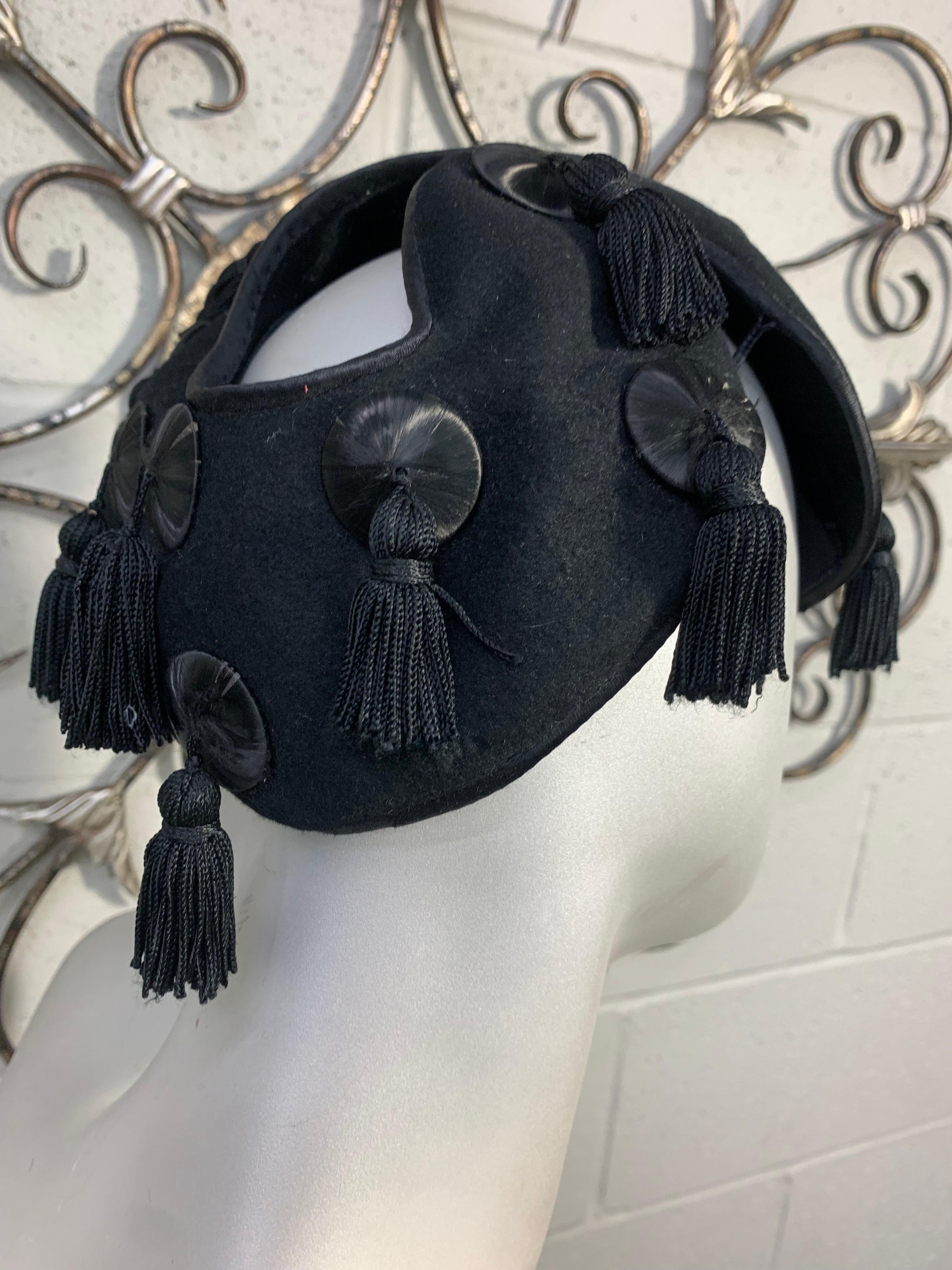 1940s Caspar-Davis Black Wool Open-Crown Hat w Tassel Emblishments (Chapeau à couronne ouverte en laine noire avec ornements en pompons) Pour femmes en vente