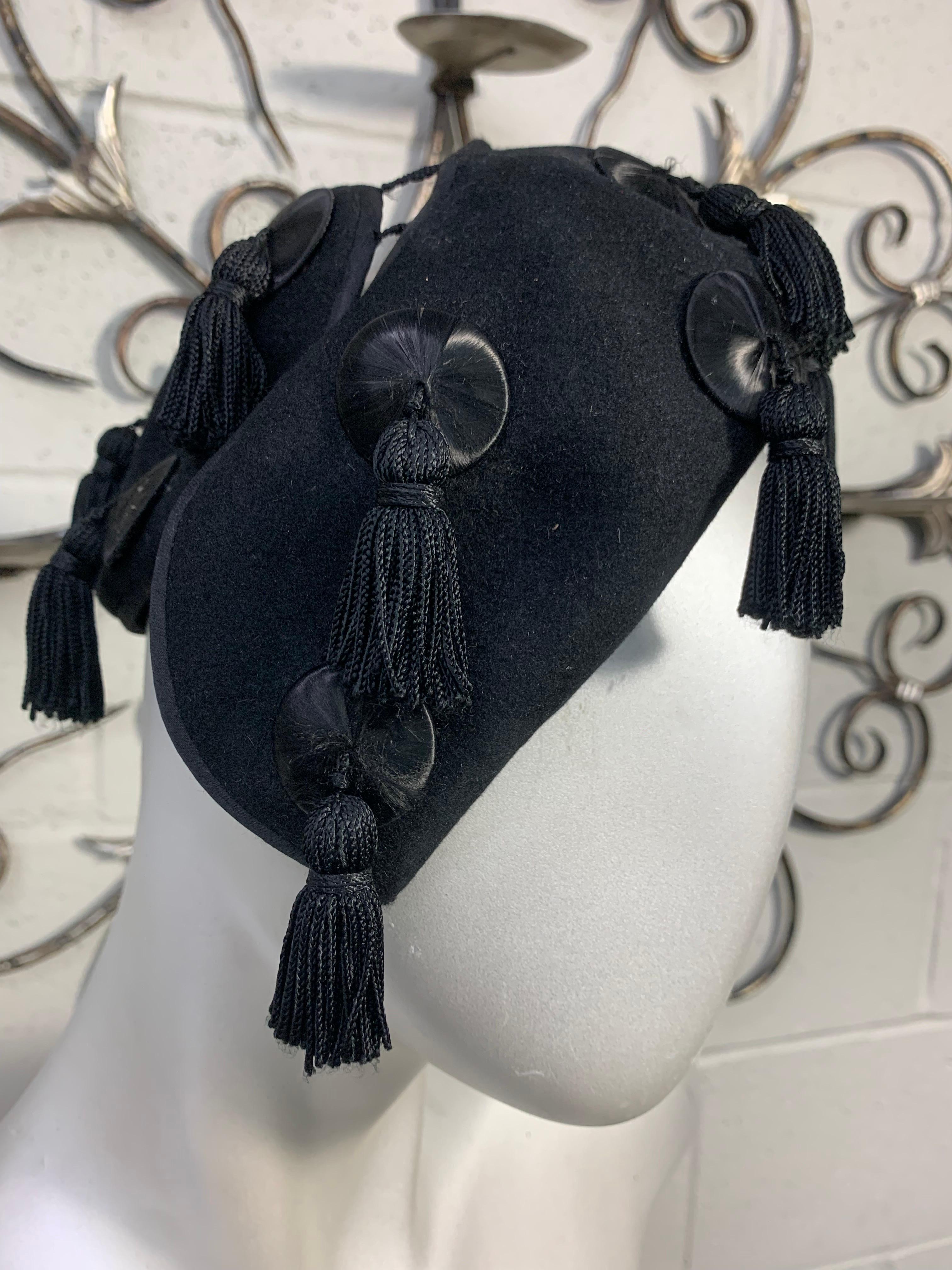 1940s Caspar-Davis Black Wool Open-Crown Hat w Tassel Emblishments (Chapeau à couronne ouverte en laine noire avec ornements en pompons) en vente 2
