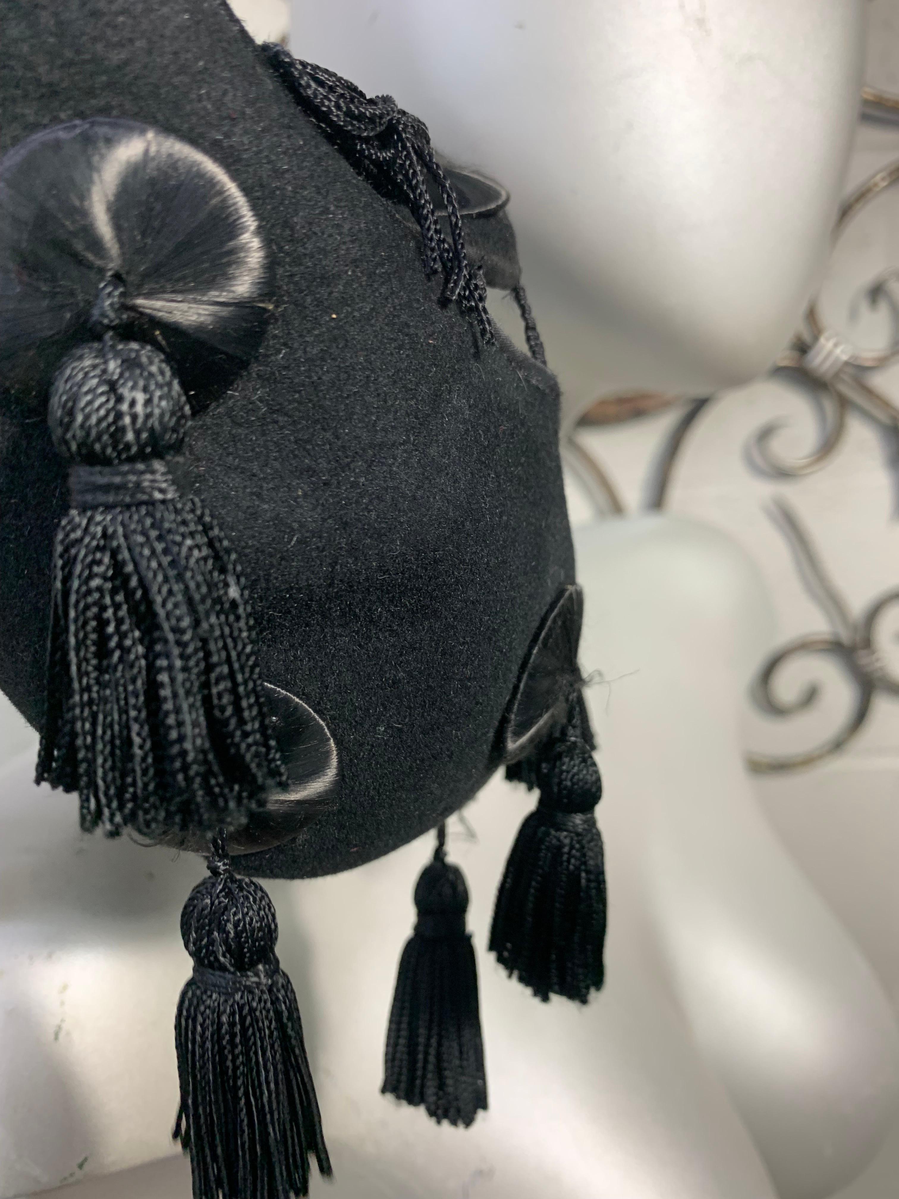 1940s Caspar-Davis Black Wool Open-Crown Hat w Tassel Emblishments (Chapeau à couronne ouverte en laine noire avec ornements en pompons) en vente 3