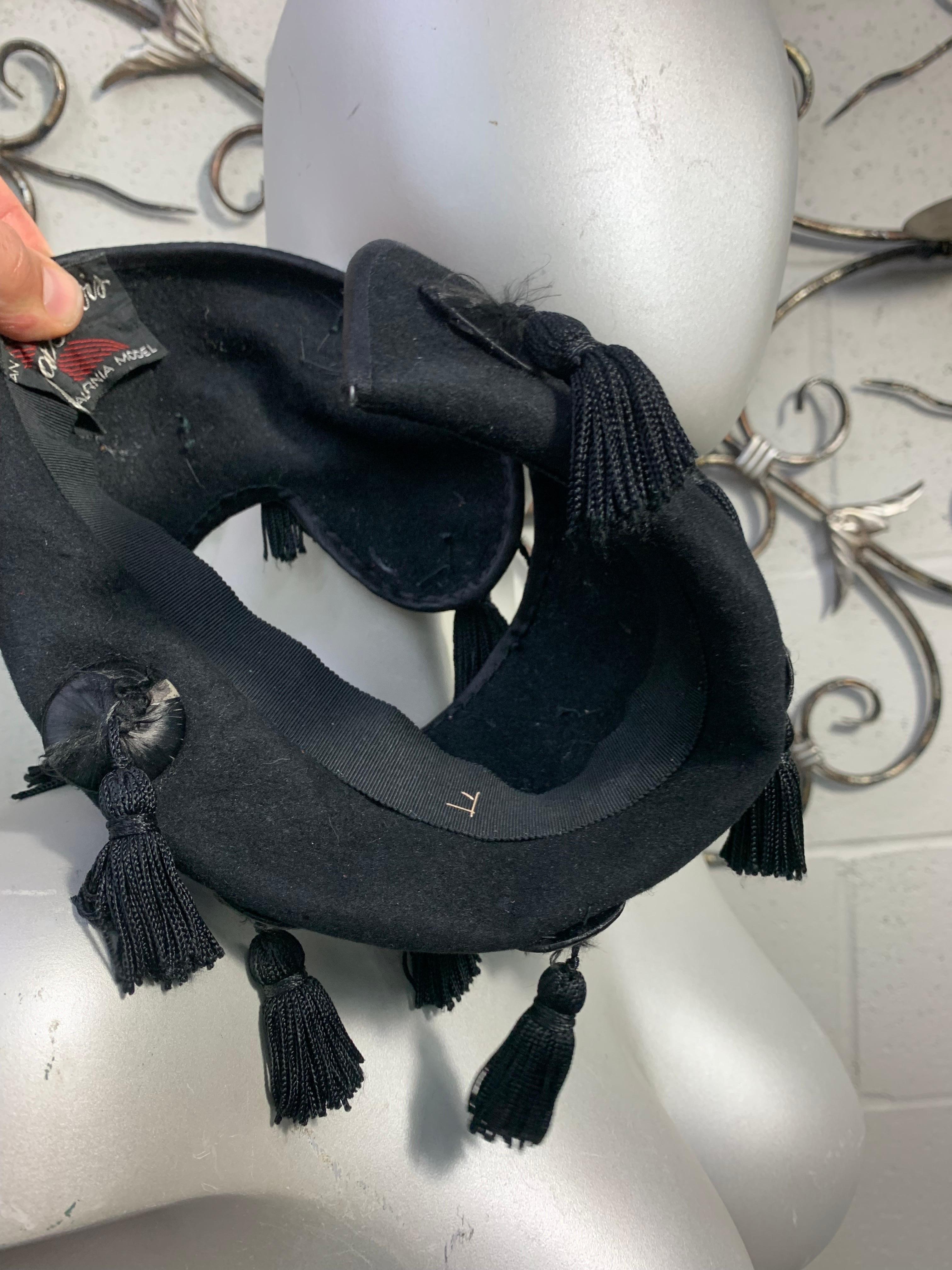 1940s Caspar-Davis Black Wool Open-Crown Hat w Tassel Emblishments (Chapeau à couronne ouverte en laine noire avec ornements en pompons) en vente 4