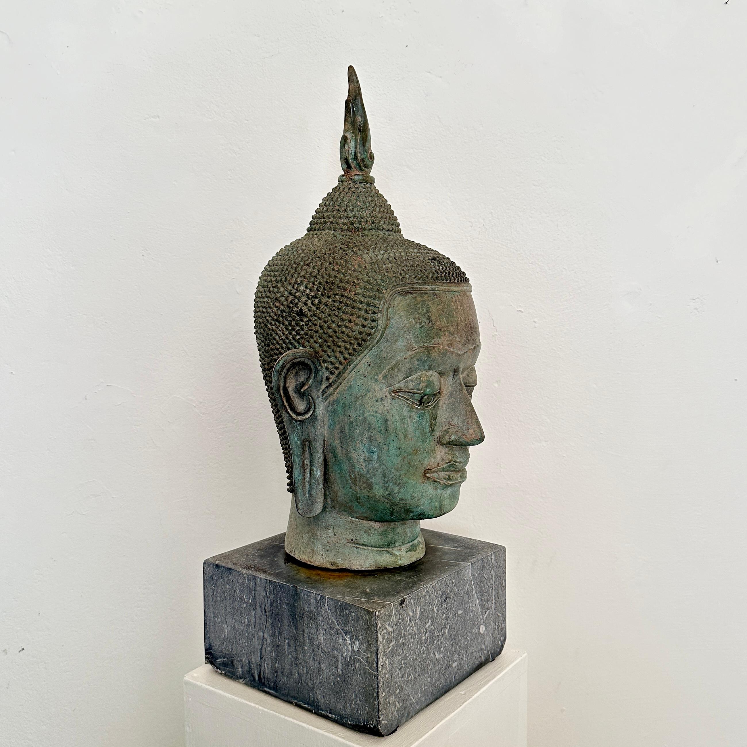 1940er Jahre Sukhothai-Buddha-Kopf aus Bronzeguss auf grauem Granitsockel im Angebot 3