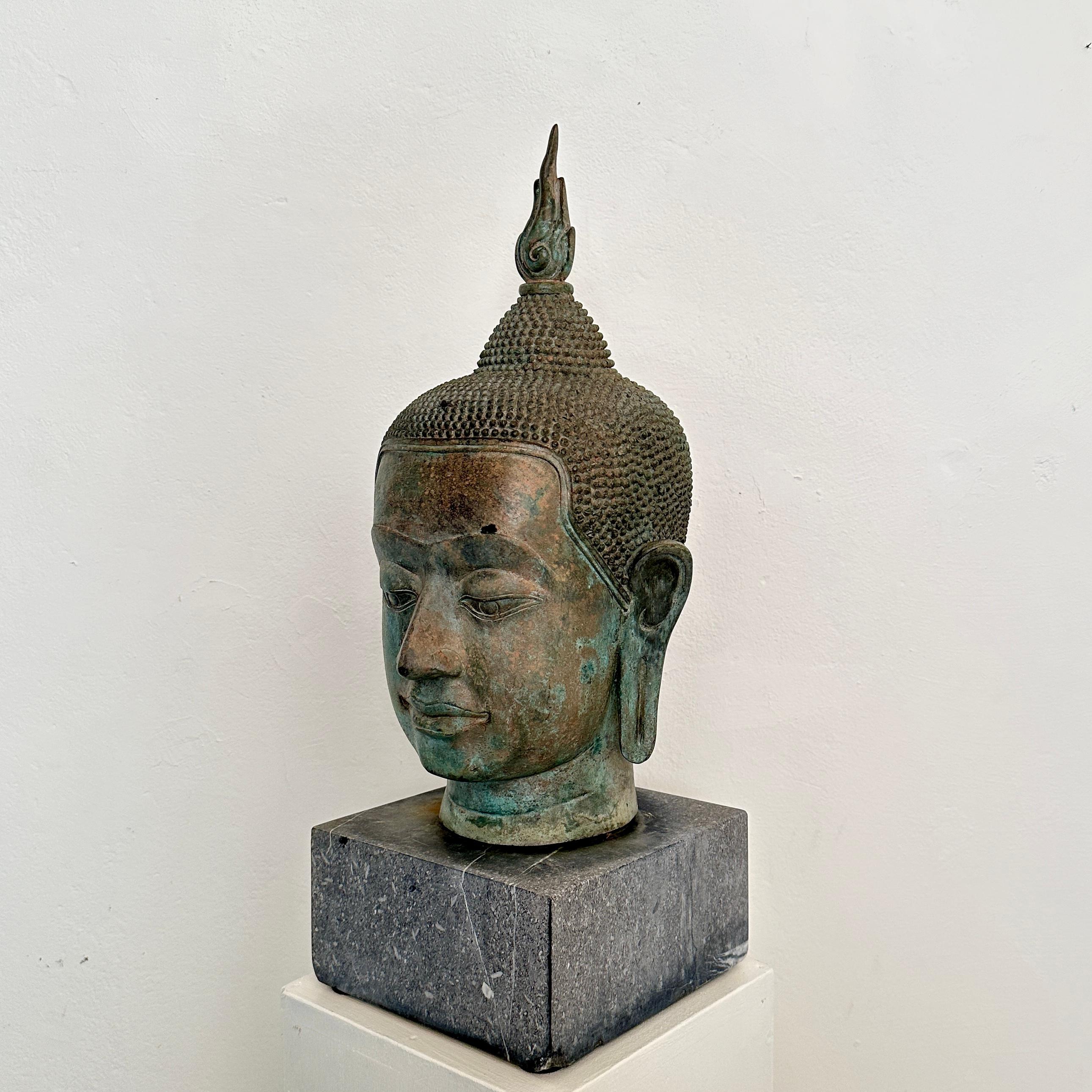 1940er Jahre Sukhothai-Buddha-Kopf aus Bronzeguss auf grauem Granitsockel im Angebot 9