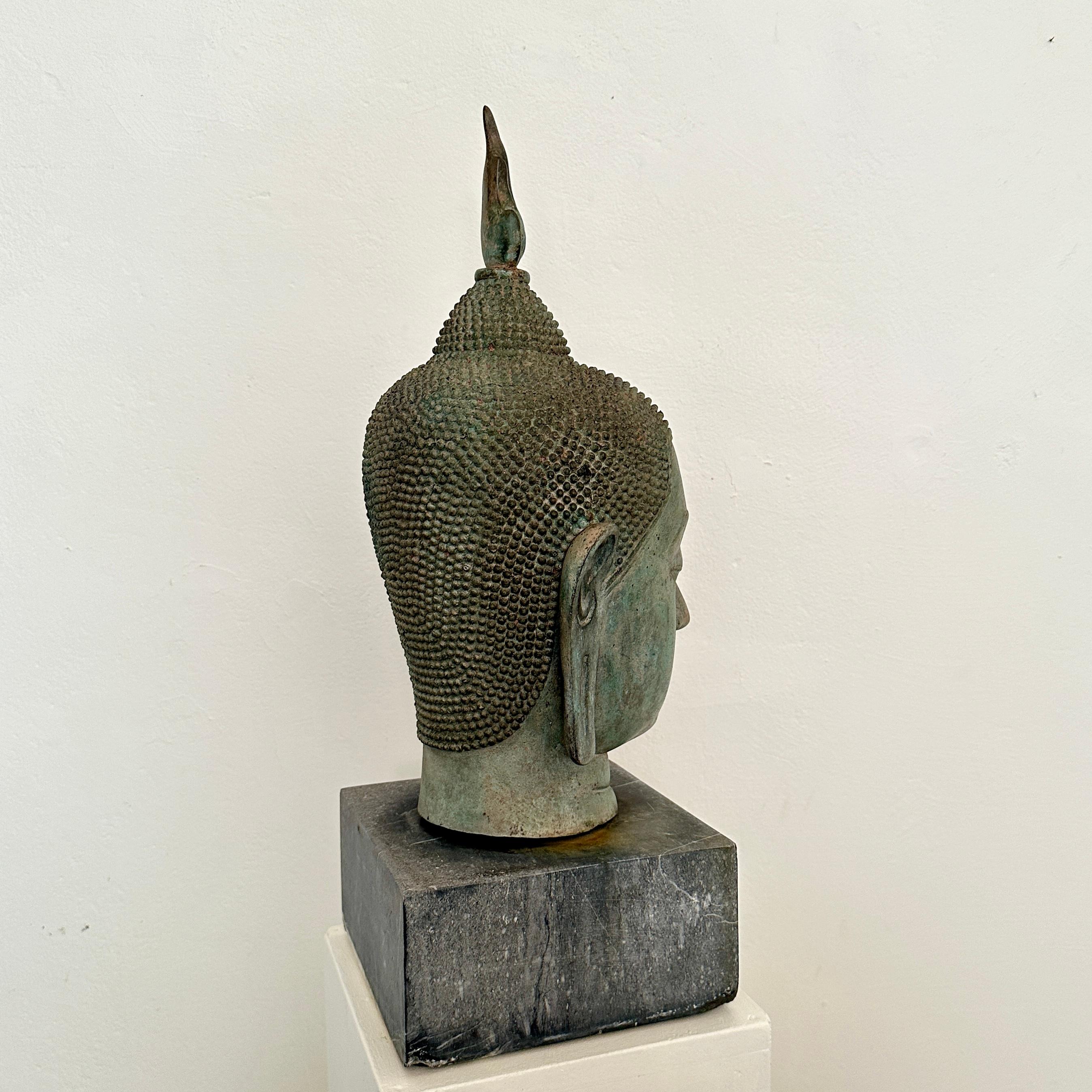 1940er Jahre Sukhothai-Buddha-Kopf aus Bronzeguss auf grauem Granitsockel (Gegossen) im Angebot