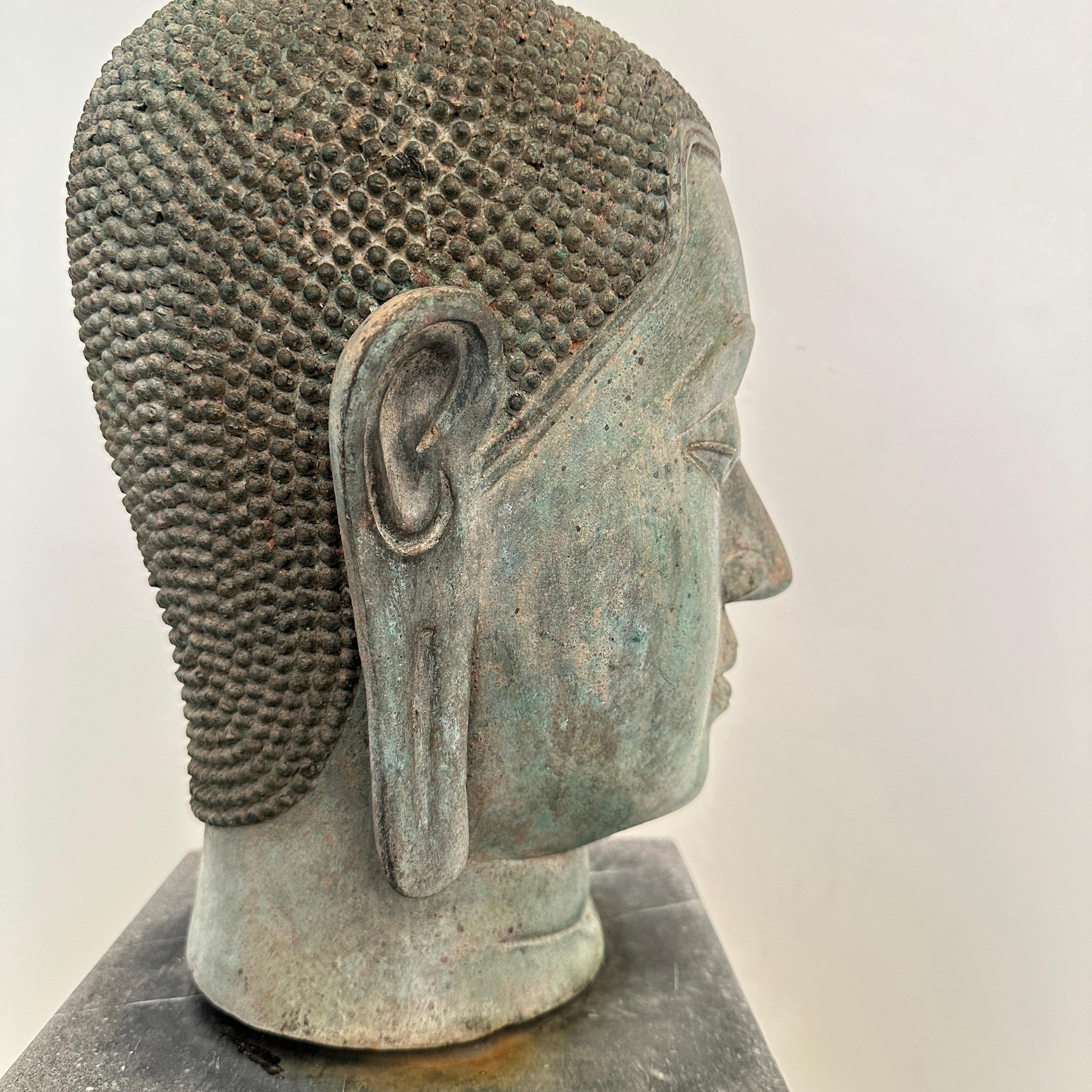 1940er Jahre Sukhothai-Buddha-Kopf aus Bronzeguss auf grauem Granitsockel (Mitte des 20. Jahrhunderts) im Angebot