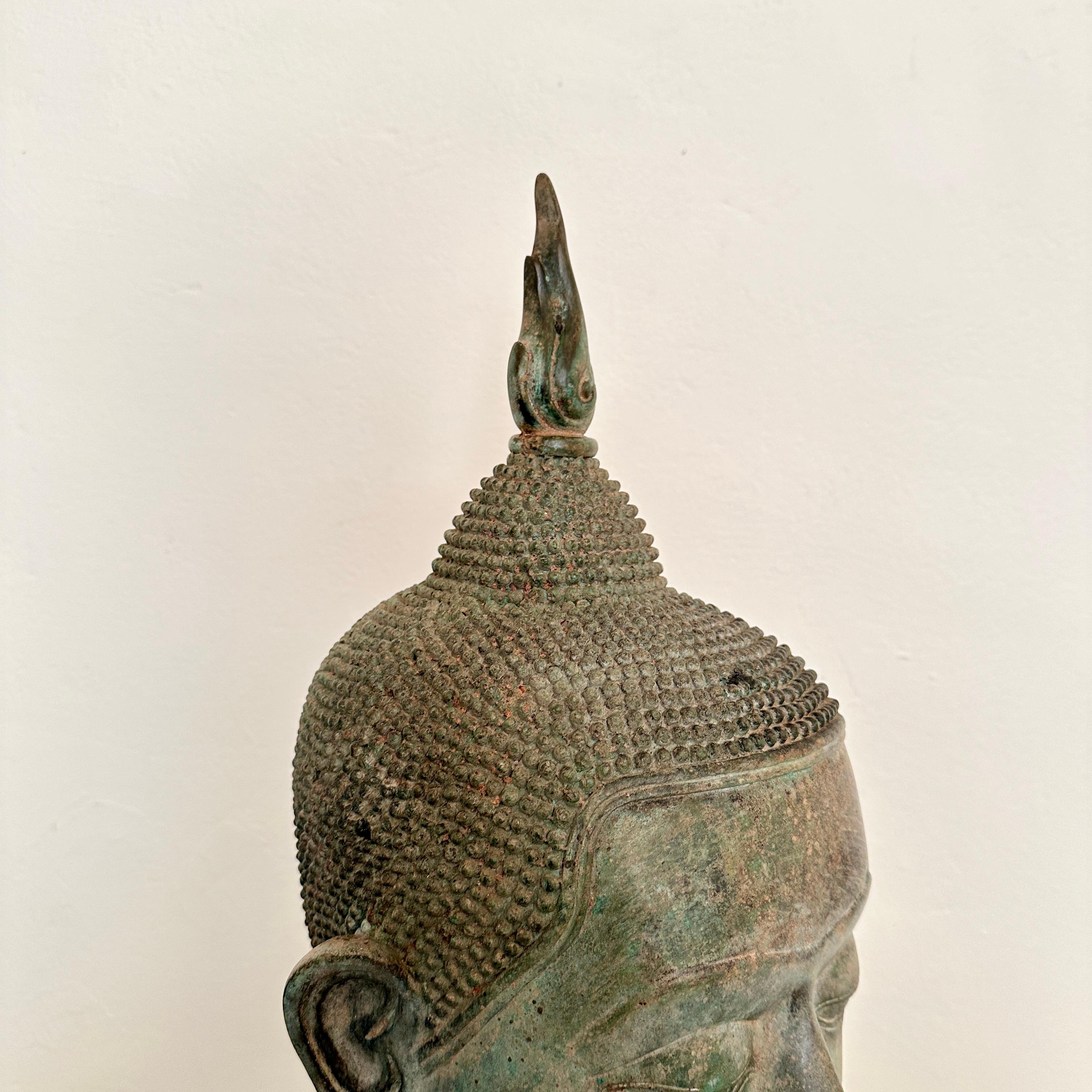 1940er Jahre Sukhothai-Buddha-Kopf aus Bronzeguss auf grauem Granitsockel im Angebot 1