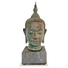 Tête de bouddha Sukhothaï-Bouddha en bronze coulé des années 1940 sur une base en granit gris