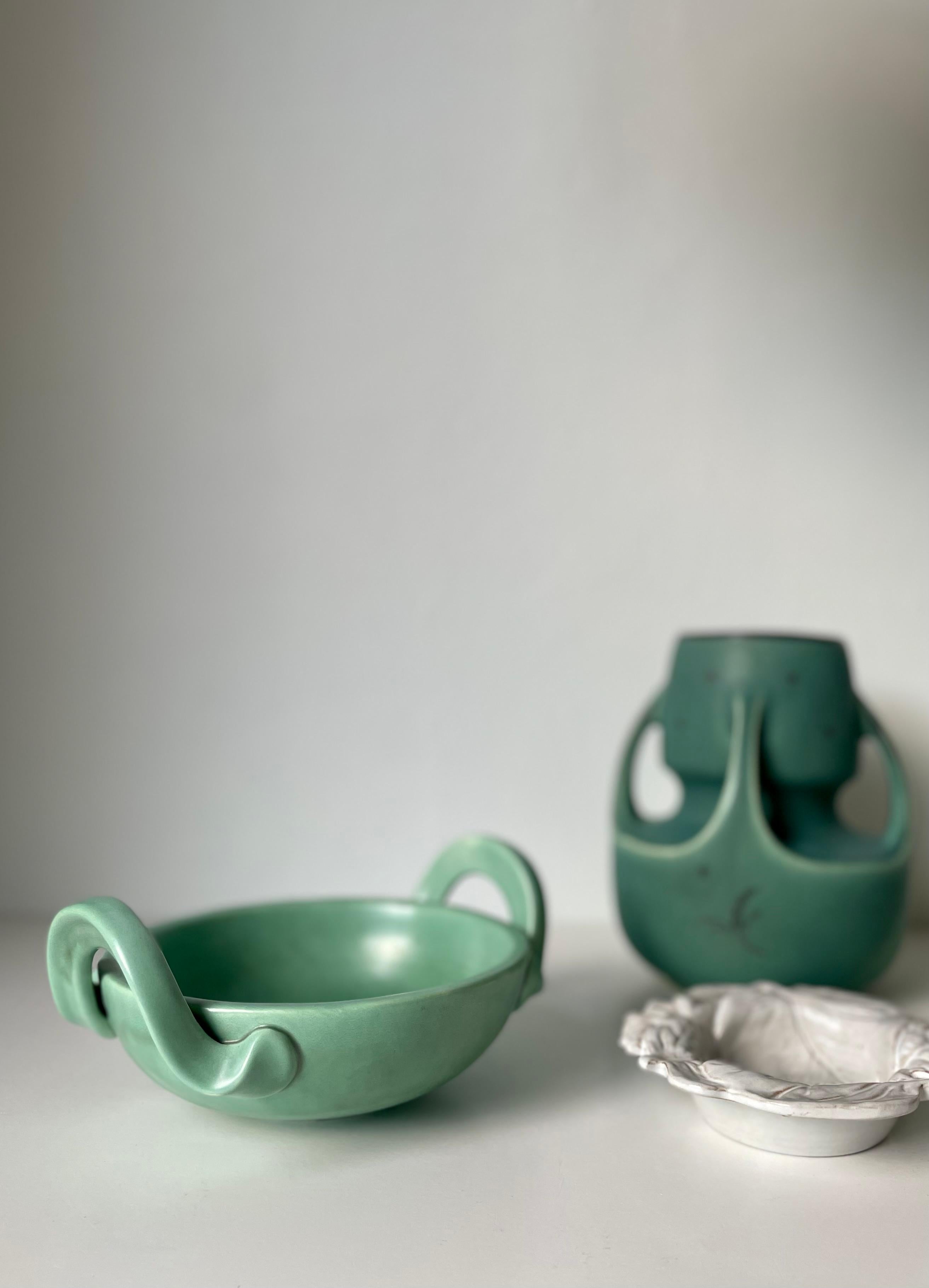 Smaltato Ciotola con manico Art Nouveau di Arthur Percy 1940, verde celadon, Svezia in vendita
