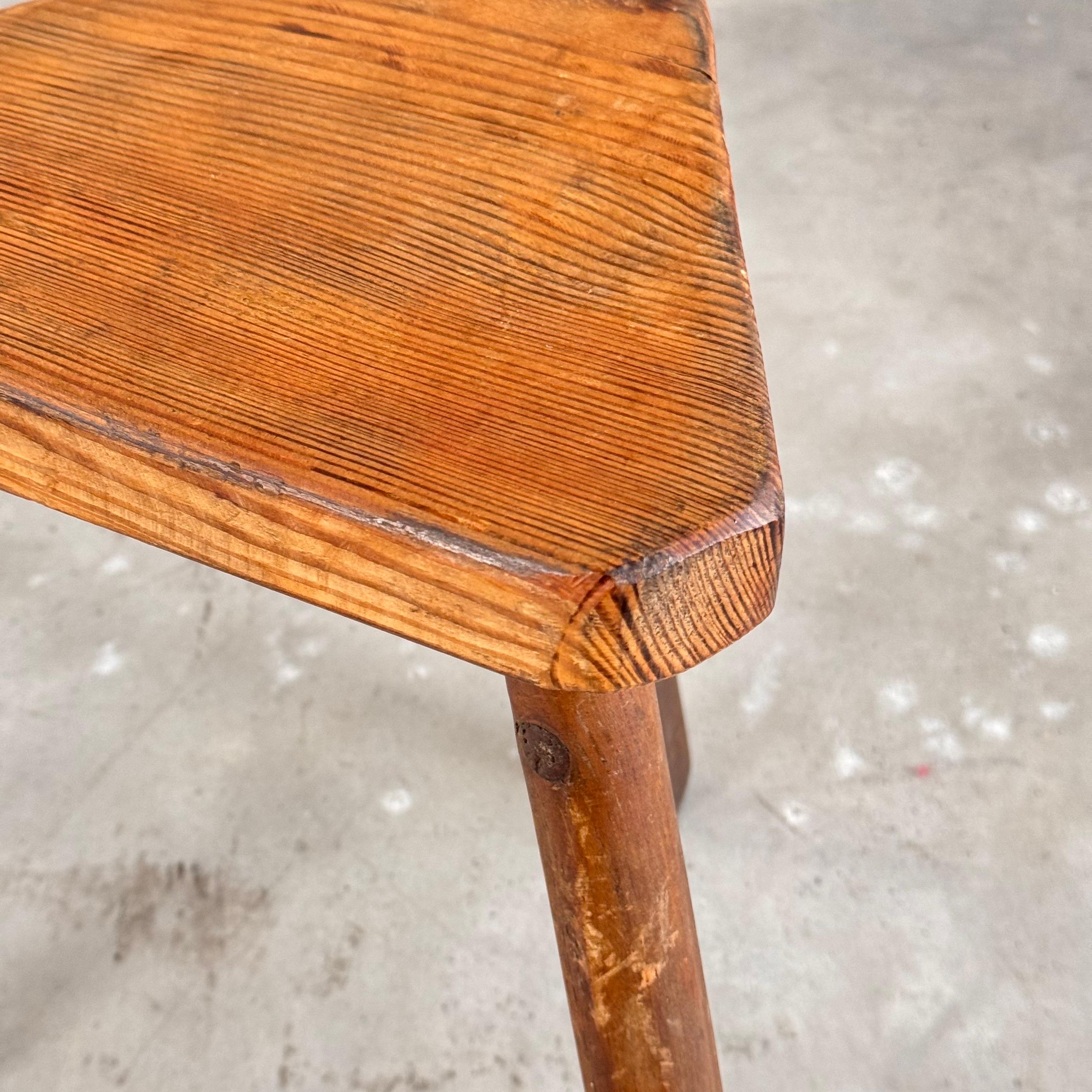 Sgabello rustico triangolare/scultoreo italiano del 1940, bella patina in vendita 2