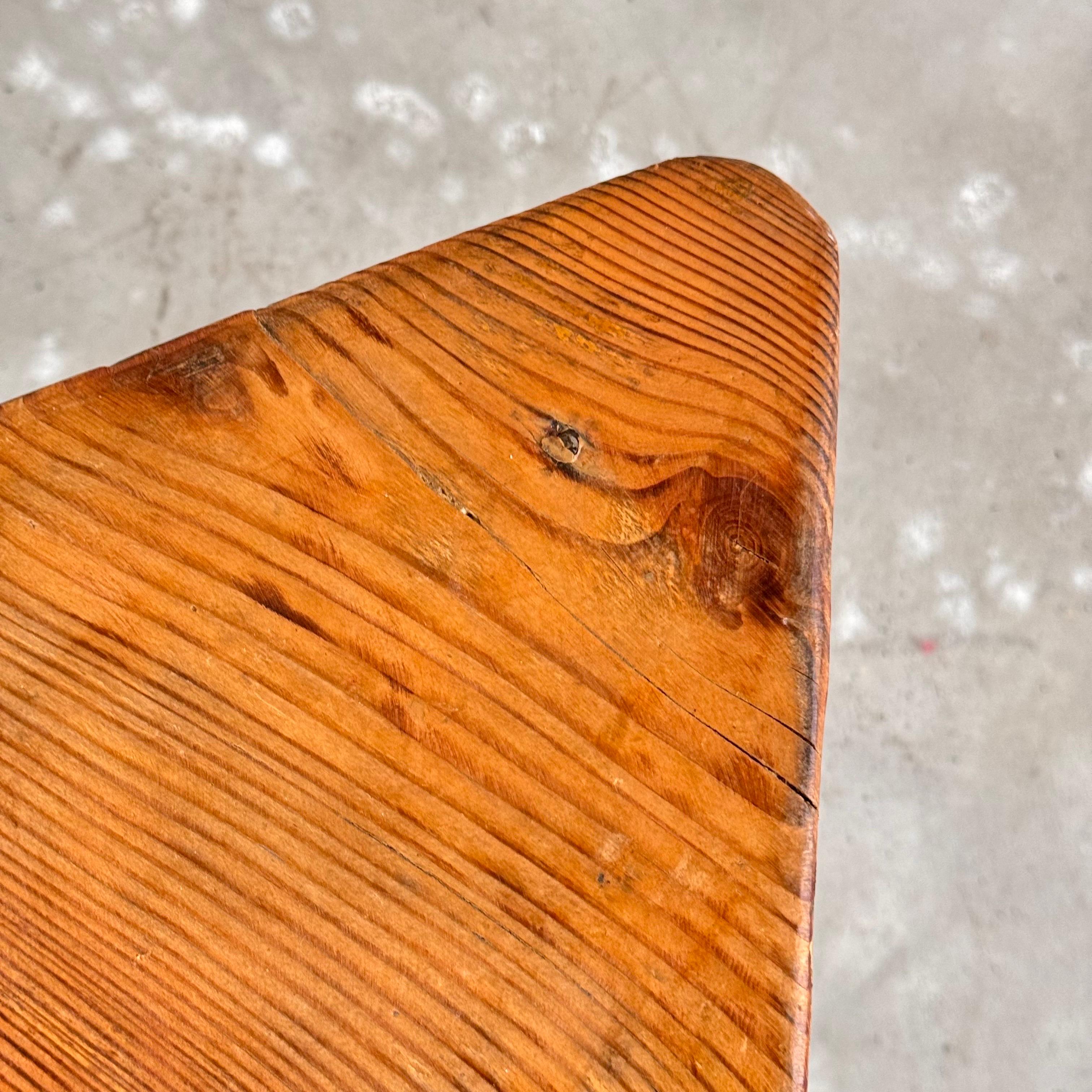 Sgabello rustico triangolare/scultoreo italiano del 1940, bella patina in vendita 3