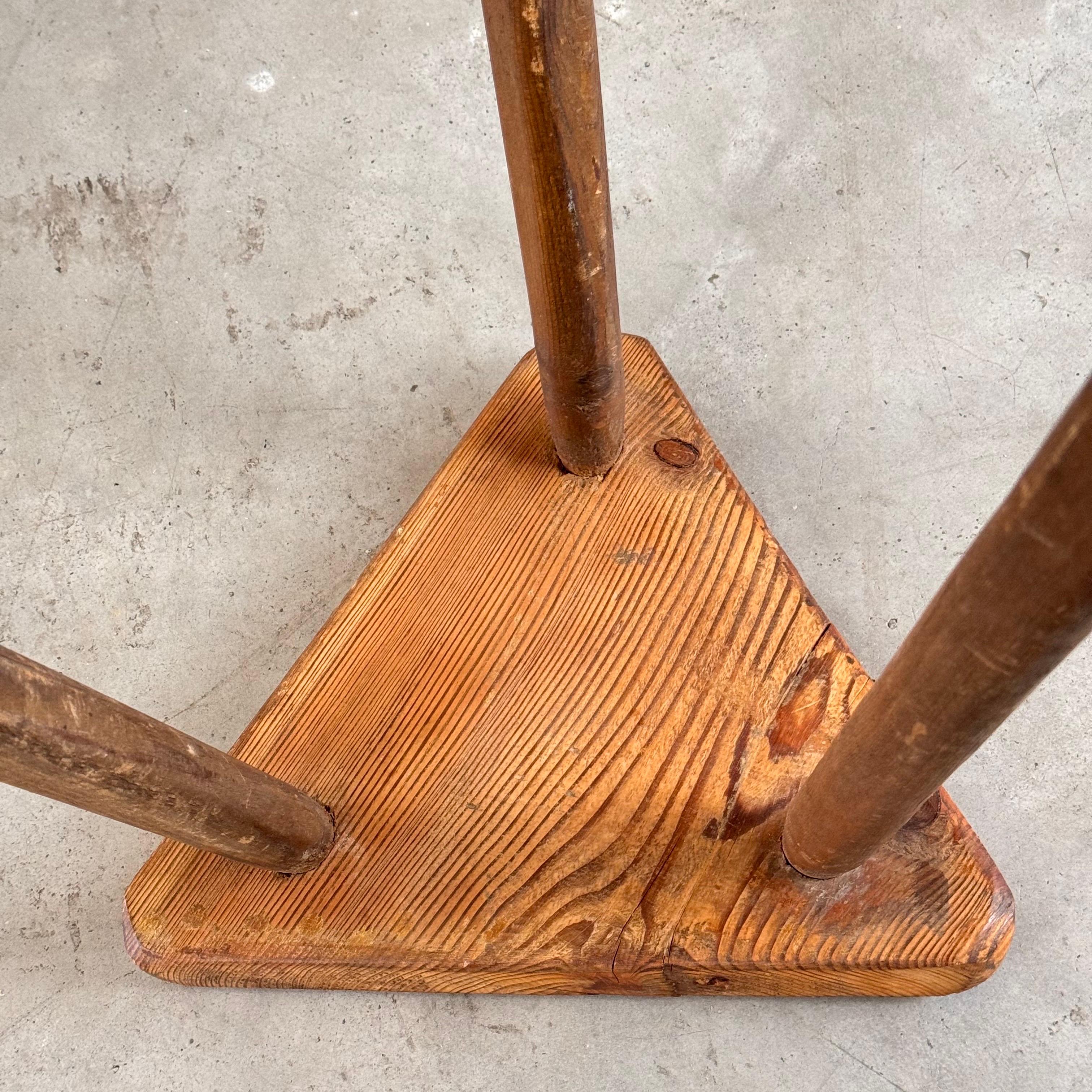 Sgabello rustico triangolare/scultoreo italiano del 1940, bella patina in vendita 5