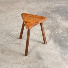 Sgabello rustico triangolare/scultoreo italiano del 1940, bella patina