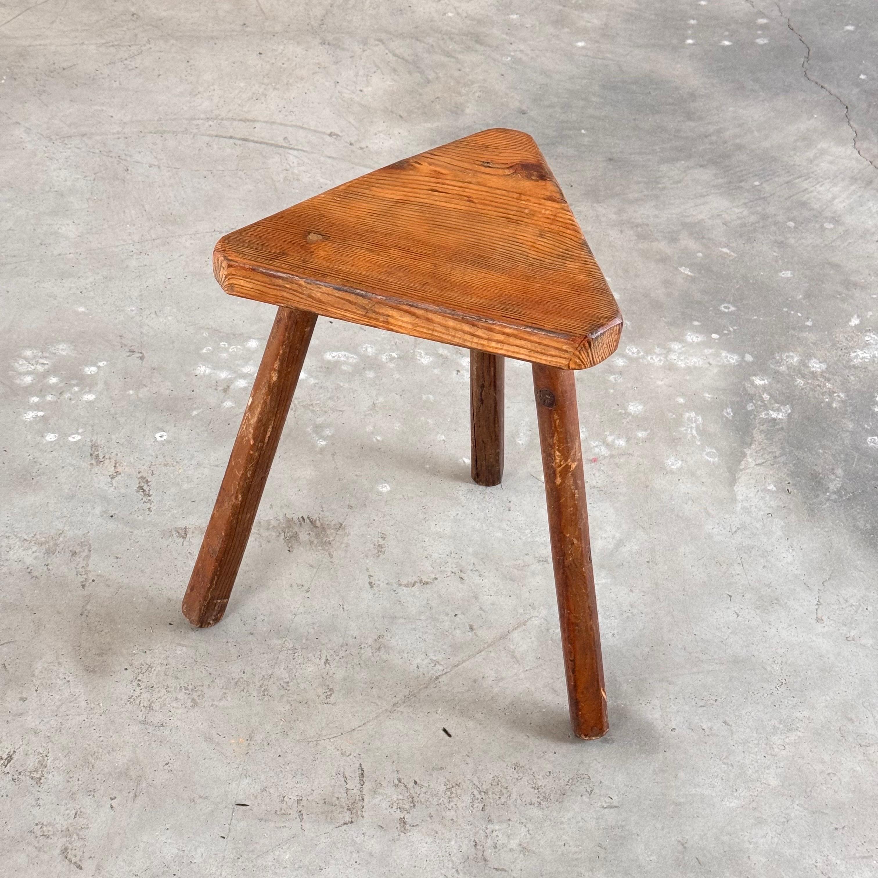 Mid-Century moderno Sgabello rustico triangolare/scultoreo italiano del 1940, bella patina in vendita
