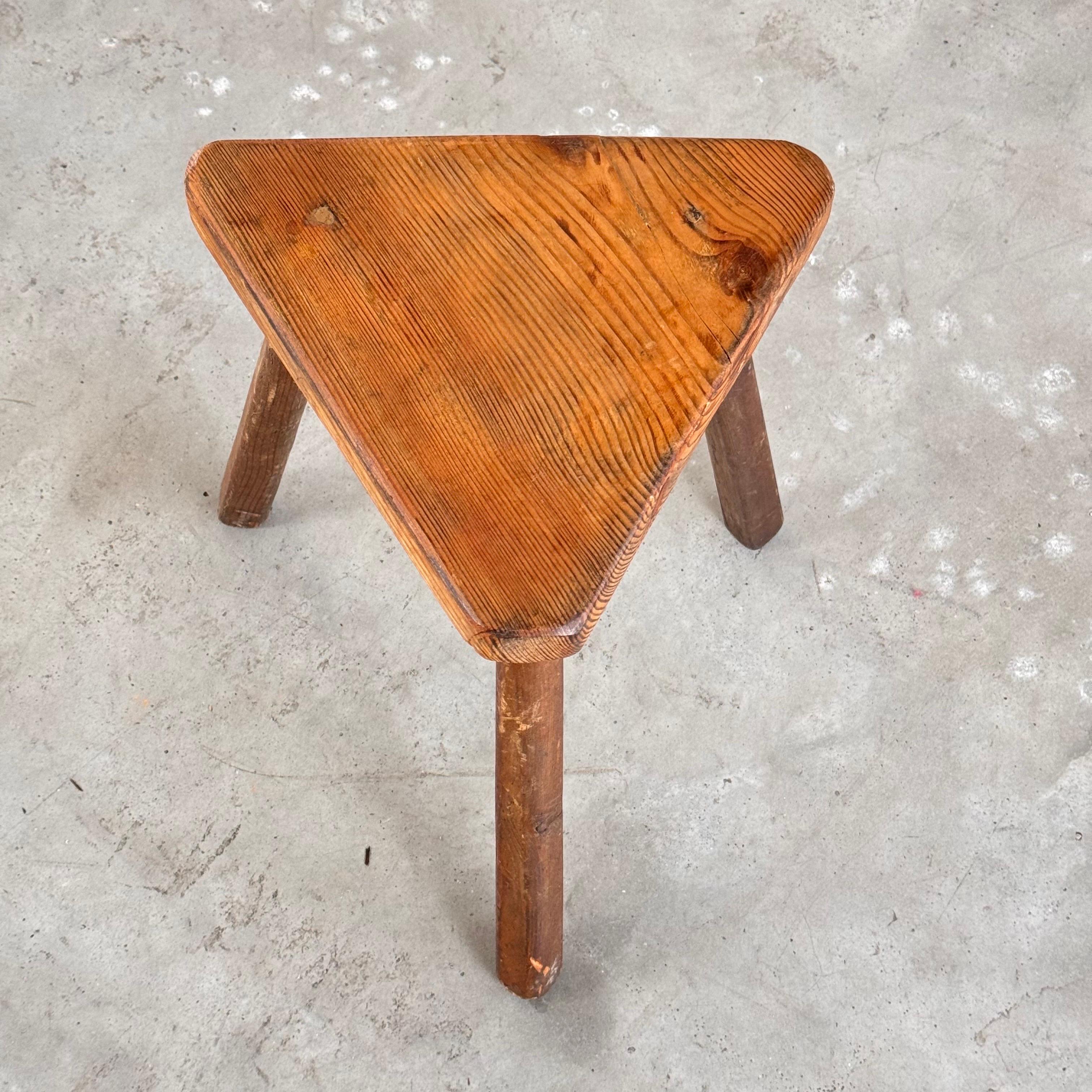 Italiano Sgabello rustico triangolare/scultoreo italiano del 1940, bella patina in vendita
