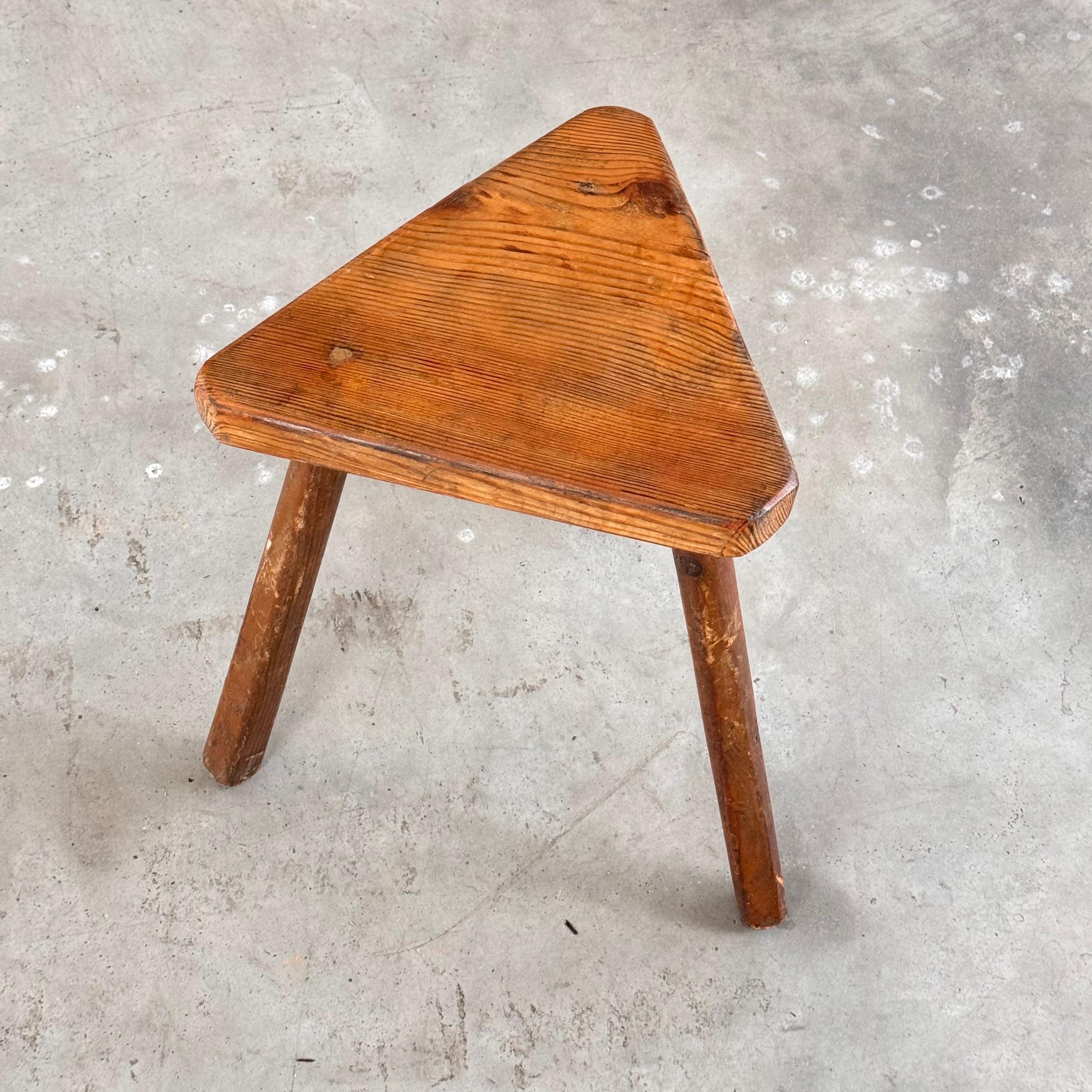 Fatto a mano Sgabello rustico triangolare/scultoreo italiano del 1940, bella patina in vendita