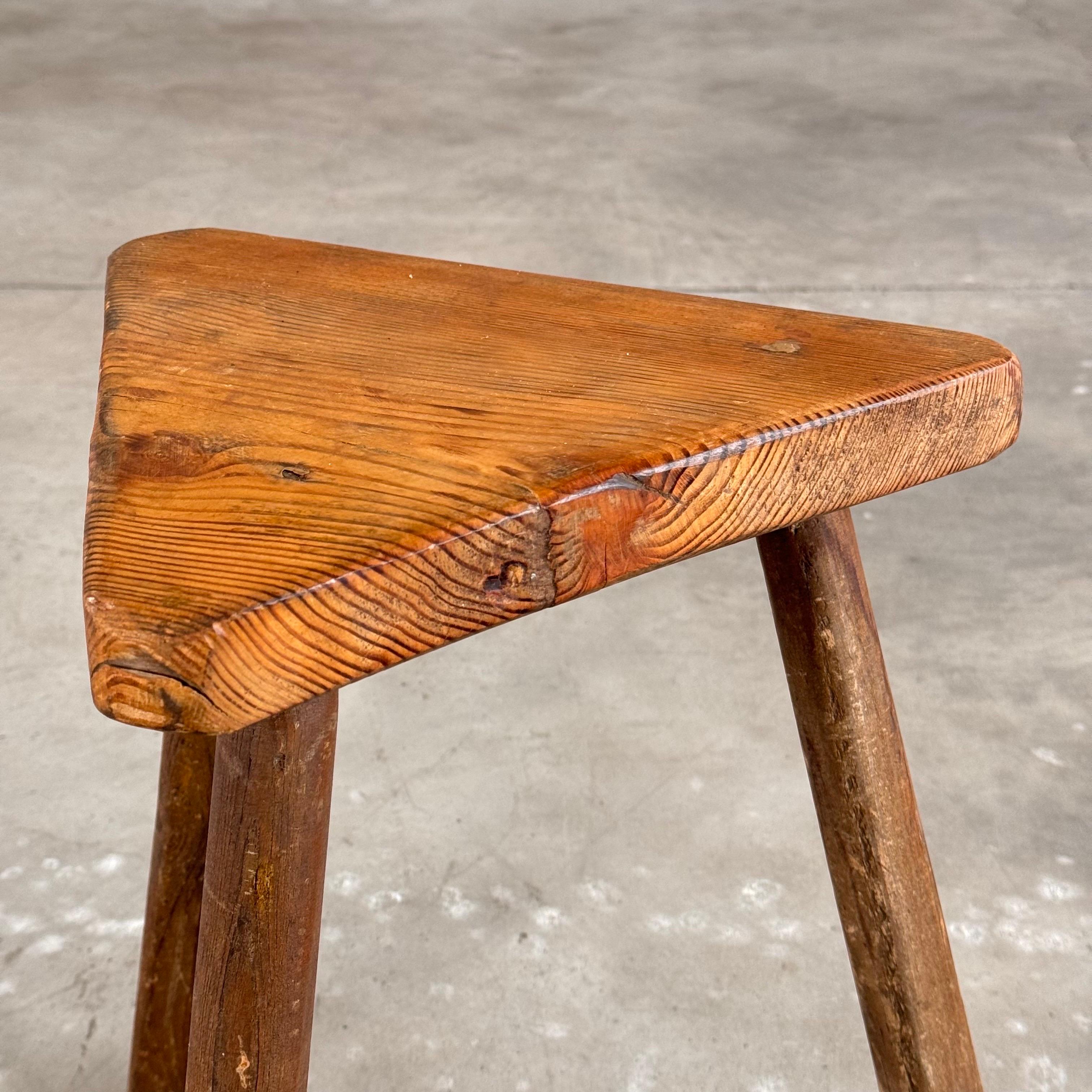 Sgabello rustico triangolare/scultoreo italiano del 1940, bella patina In condizioni buone in vendita a Bagnolo Mella, Brescia