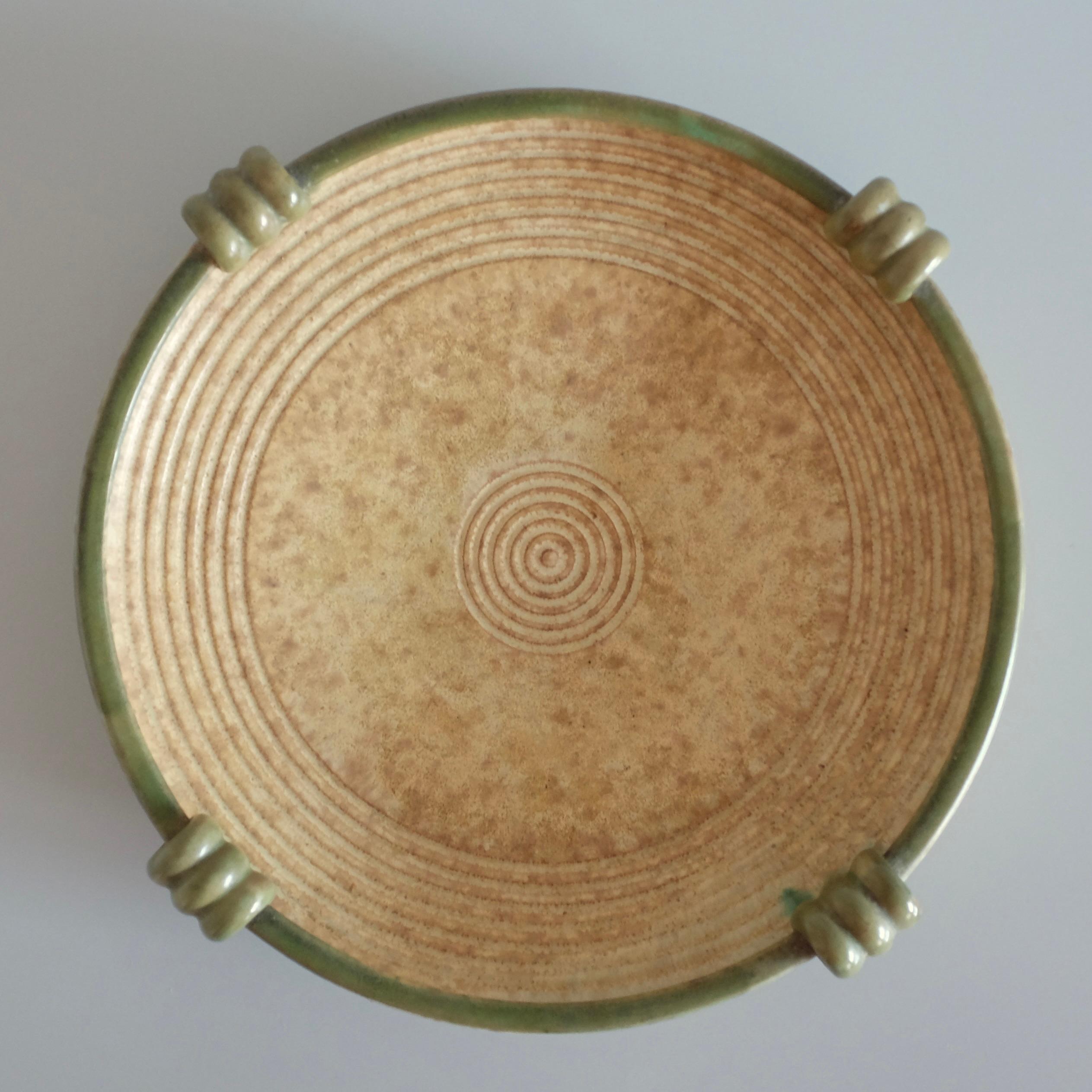 Large 1940s Ceramic dish by Christer Heijl, a Swedish ceramic artist during the mid 20th century. Beautiful swirl pattern with a beige and green glaze. Decorative small handles on the sides. Very good condition.

Dimensions: D 13.5 in x H 2.25 in