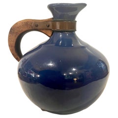 Carafe à café en céramique rouge à ailes bleu cobalt des années 1940