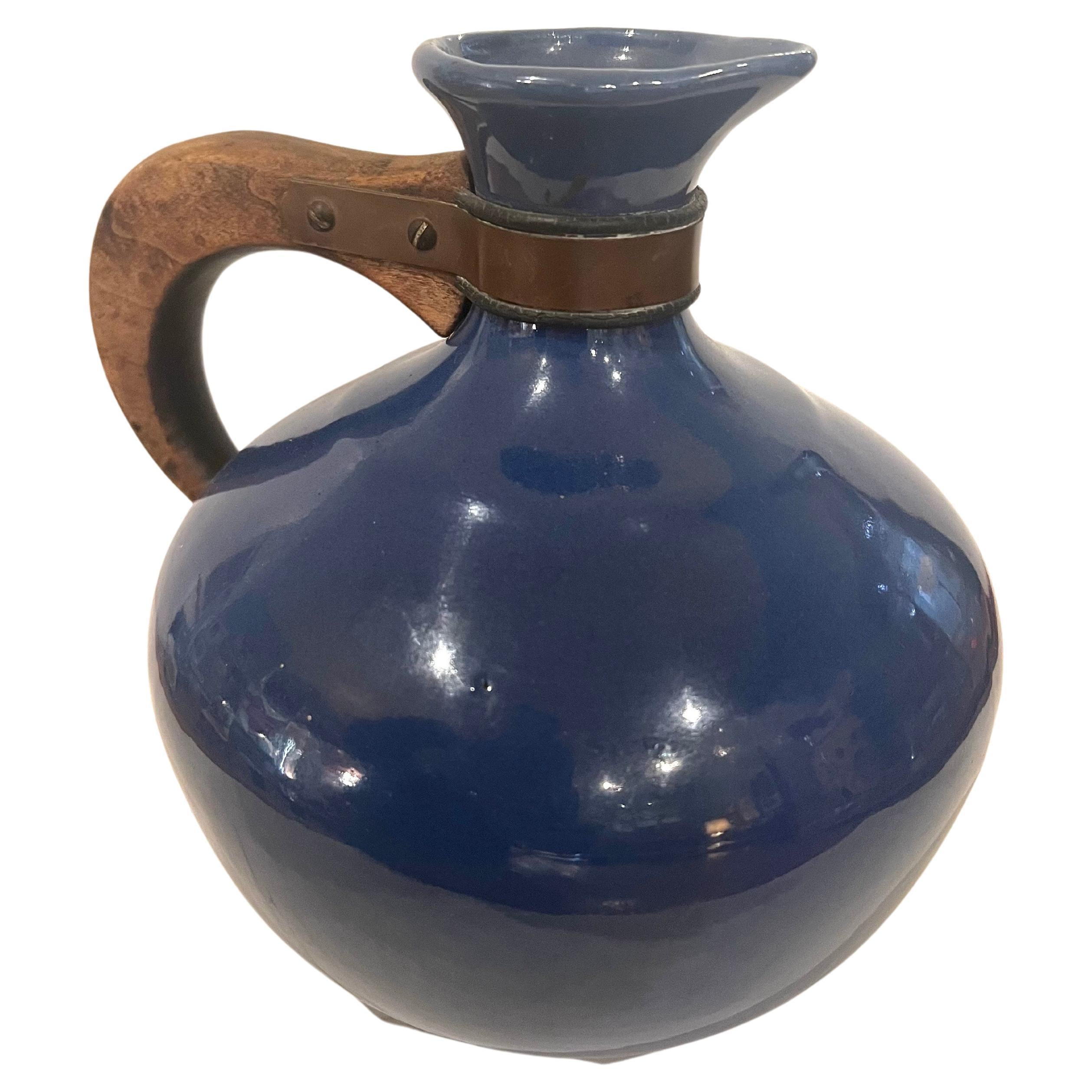 Carafe à café en céramique rouge à ailes bleu cobalt des années 1940