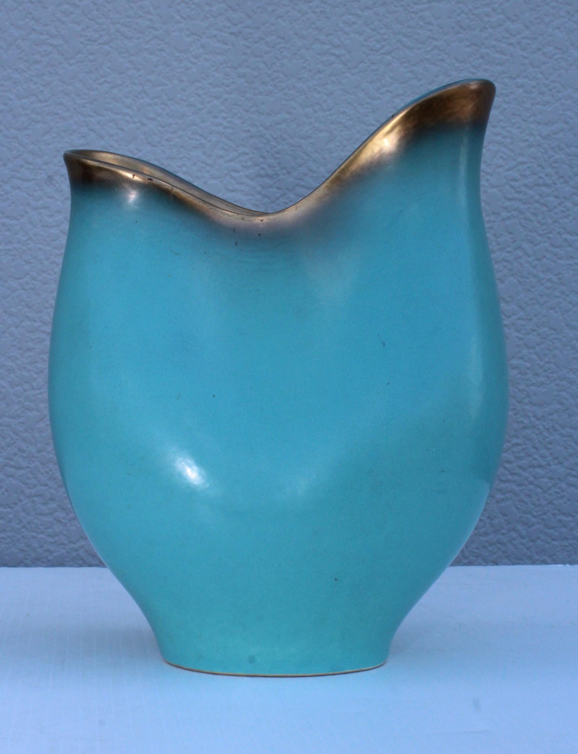 1940s ceramic sculptural vase by Wien Keramos Austria. In vintage original condition.