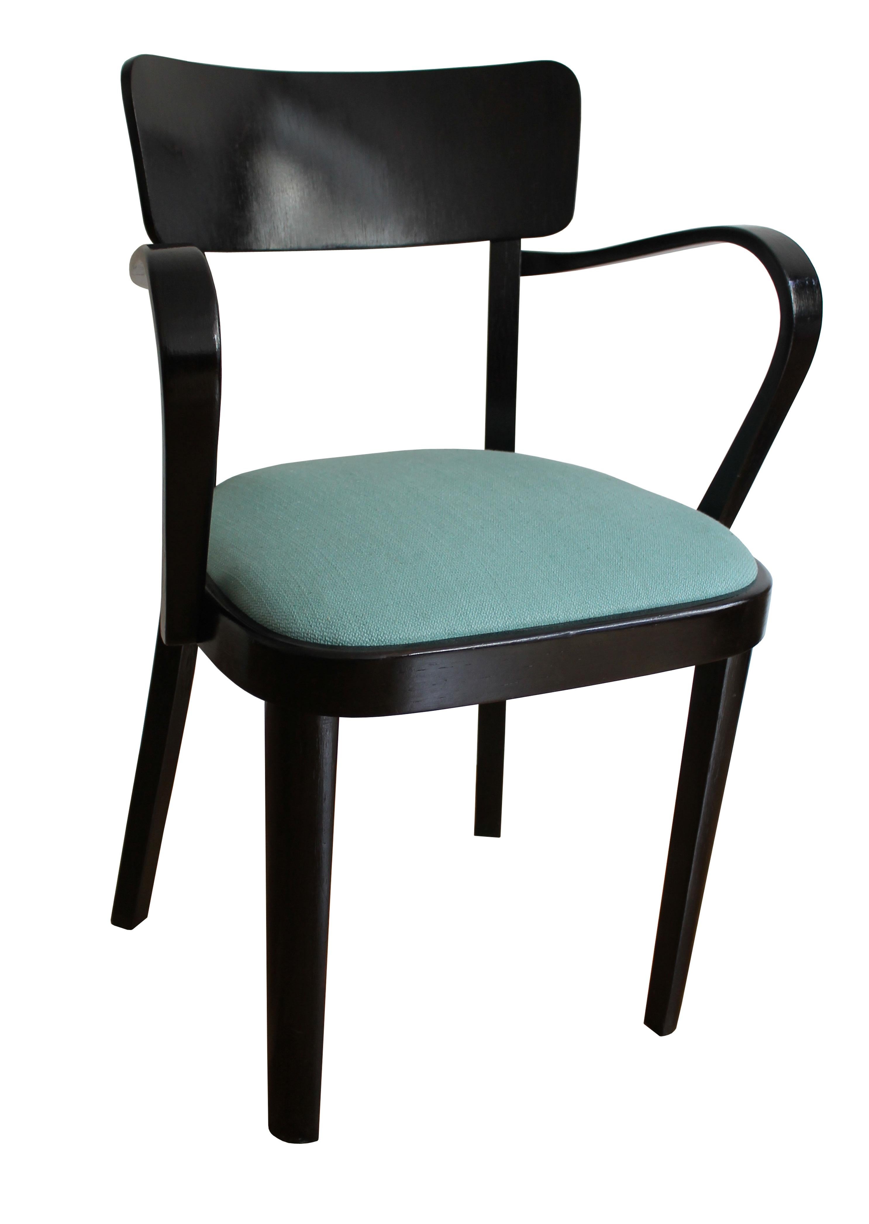 Il s'agit d'une chaise originale produite à la fin des années 1940. La chaise n'a plus de Label mais nous pensons qu'elle a été produite par la société Thonet dans l'une de ses usines de l'ancienne Tchécoslovaquie. 

Nous pensons également que cette