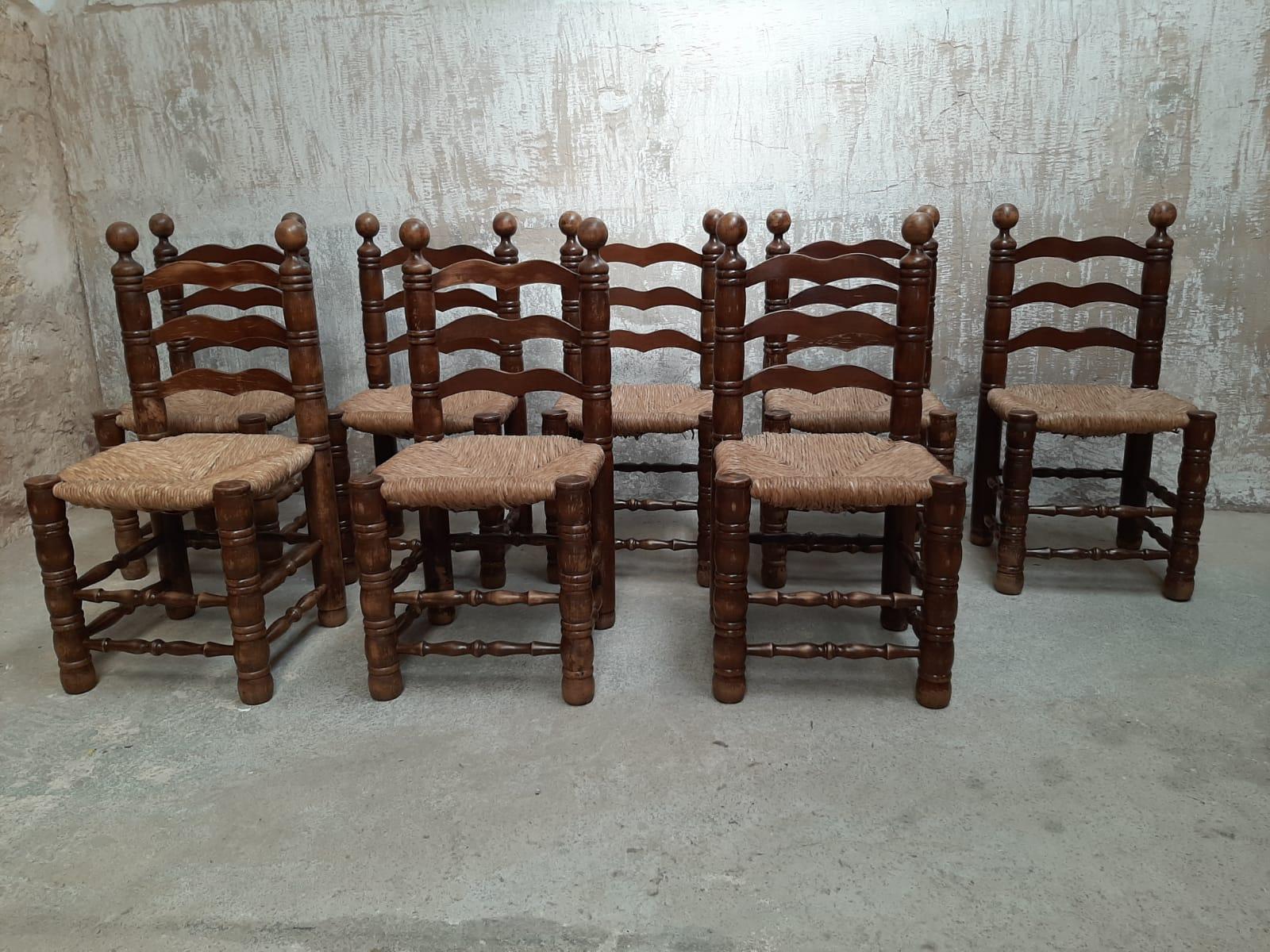 Lot de 8 chaises à dossier échelonné dans le style de Charles Dudouyt, circa 1940s.
Magnifique cadre en chêne naturel et original avec des sièges en jonc tressé, construction solide et robuste.
Le style du dessin rappelle celui du concepteur et/ou