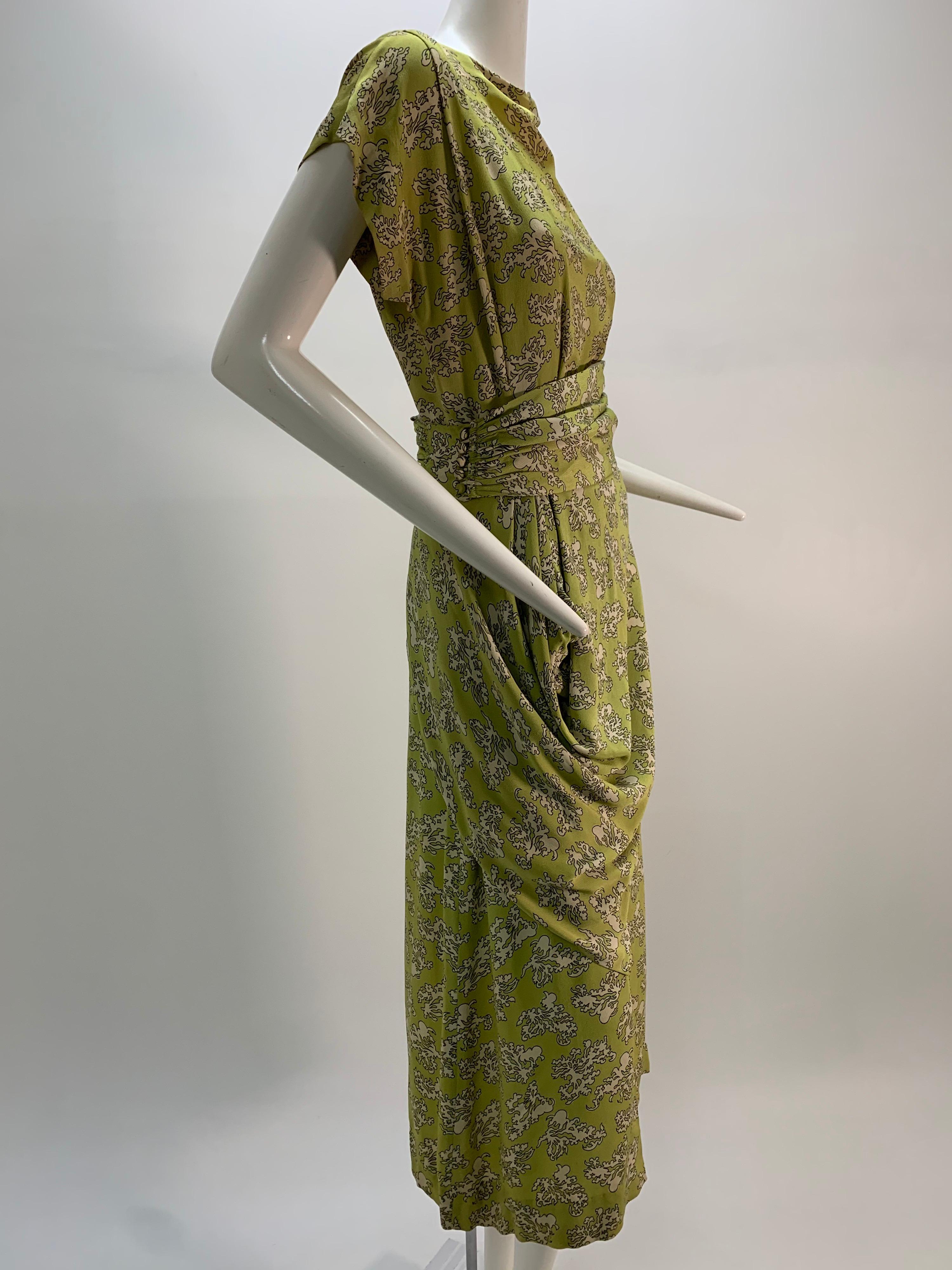 1940er Chartreuse Rayon Krepp-Druck Swing-Kleid mit drapierter Hüfte und Kummerbund-Taille (Braun) im Angebot