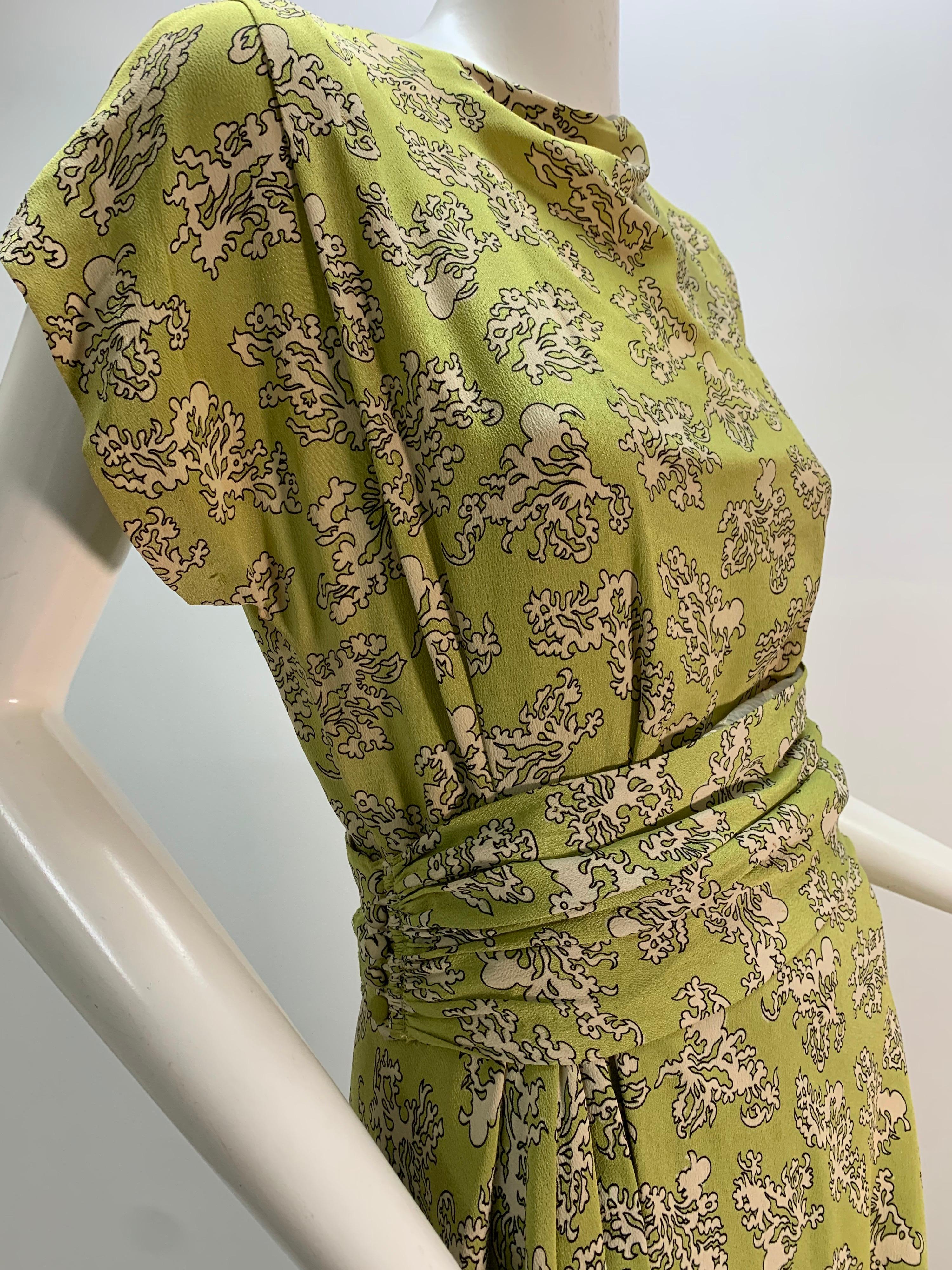 1940er Chartreuse Rayon Krepp-Druck Swing-Kleid mit drapierter Hüfte und Kummerbund-Taille im Zustand „Hervorragend“ im Angebot in Gresham, OR