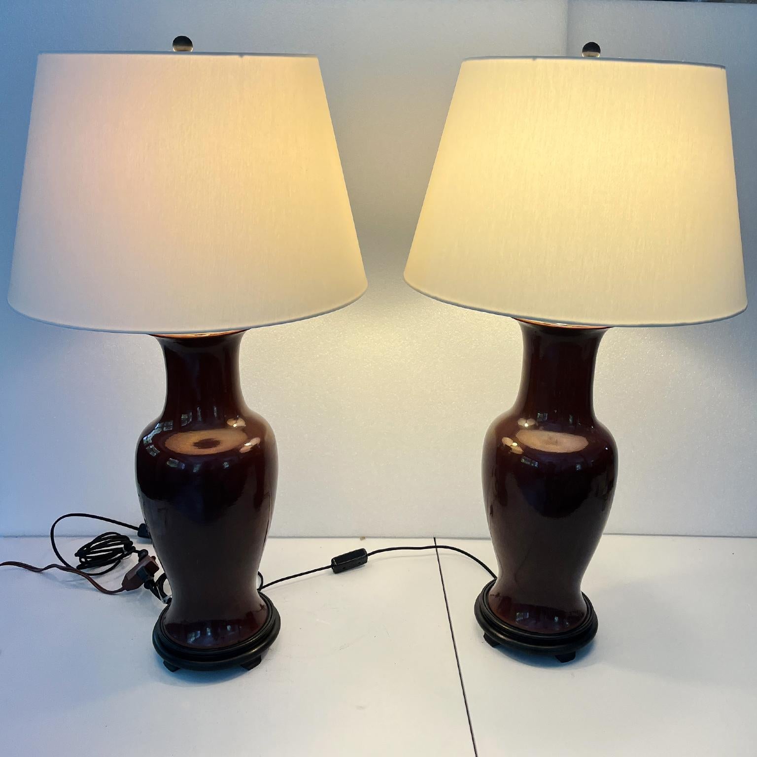 Paire de lampes de table en céramique chinoise émaillée sang de boeuf des années 1940 en vente 6