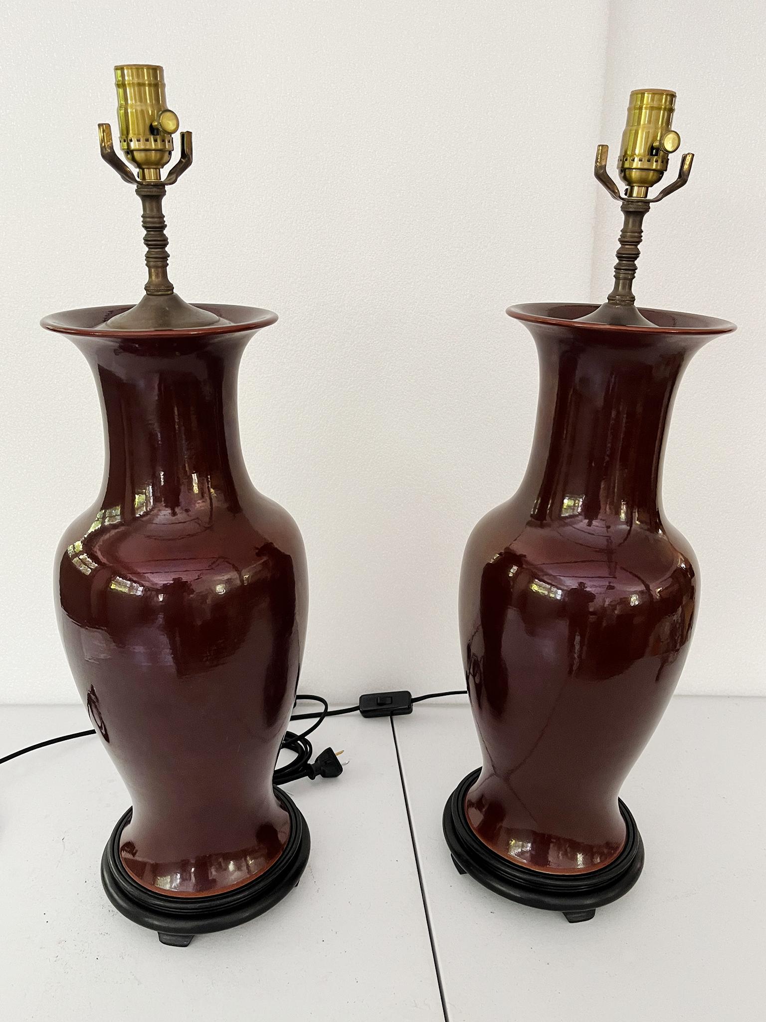 Chinois Paire de lampes de table en céramique chinoise émaillée sang de boeuf des années 1940 en vente