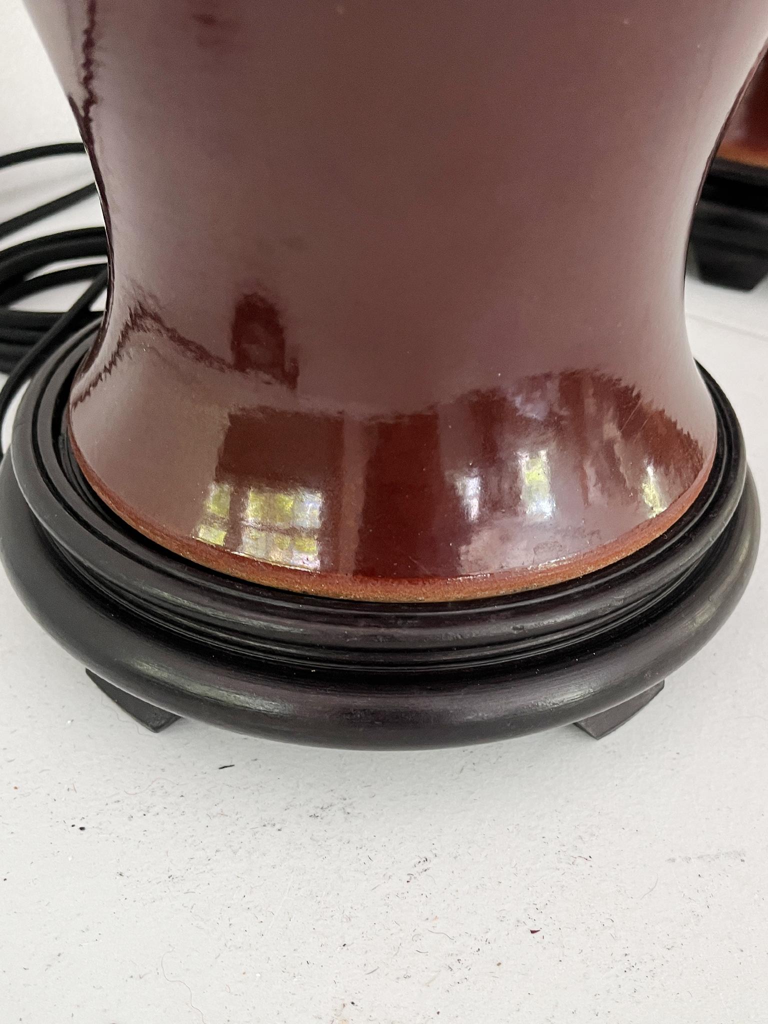 Laiton Paire de lampes de table en céramique chinoise émaillée sang de boeuf des années 1940 en vente