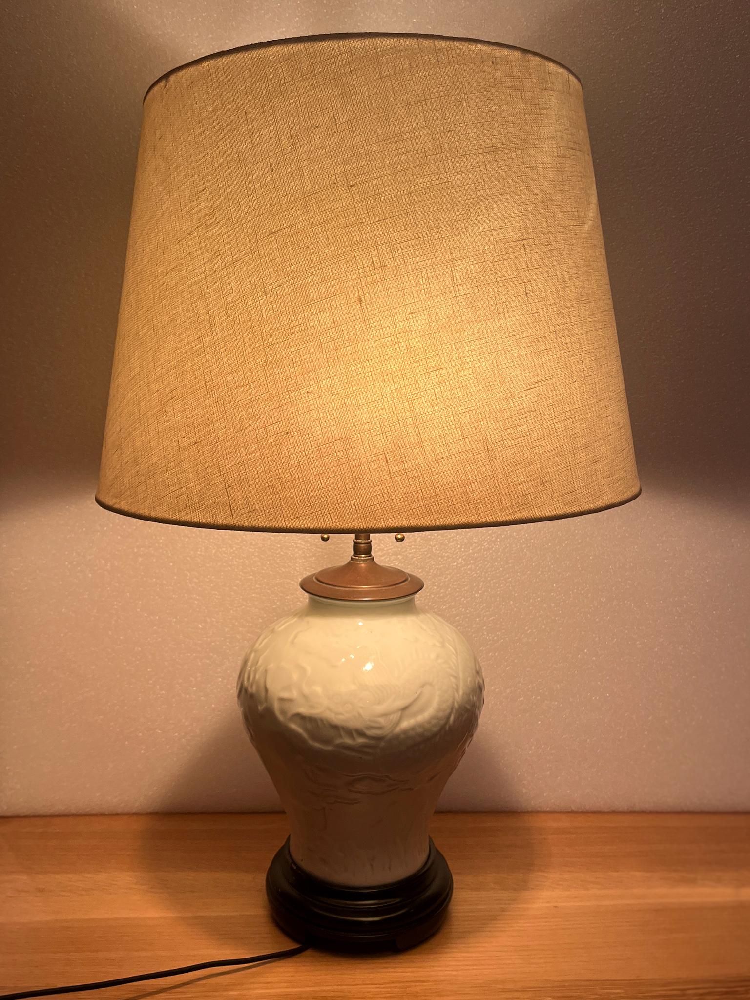 Lampe de bureau chinoise des années 1940 en céramique émaillée blanc pâle en vente 3